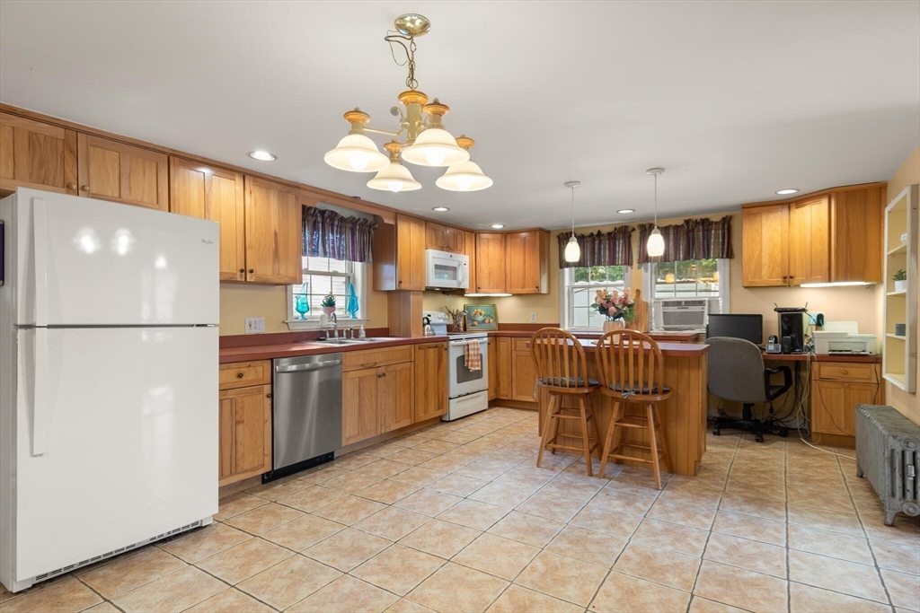 North Attleboro, Massachusetts, 02760, United States, 5 Bedrooms Bedrooms, ,2 BathroomsBathrooms,Residential,For Sale,1939439