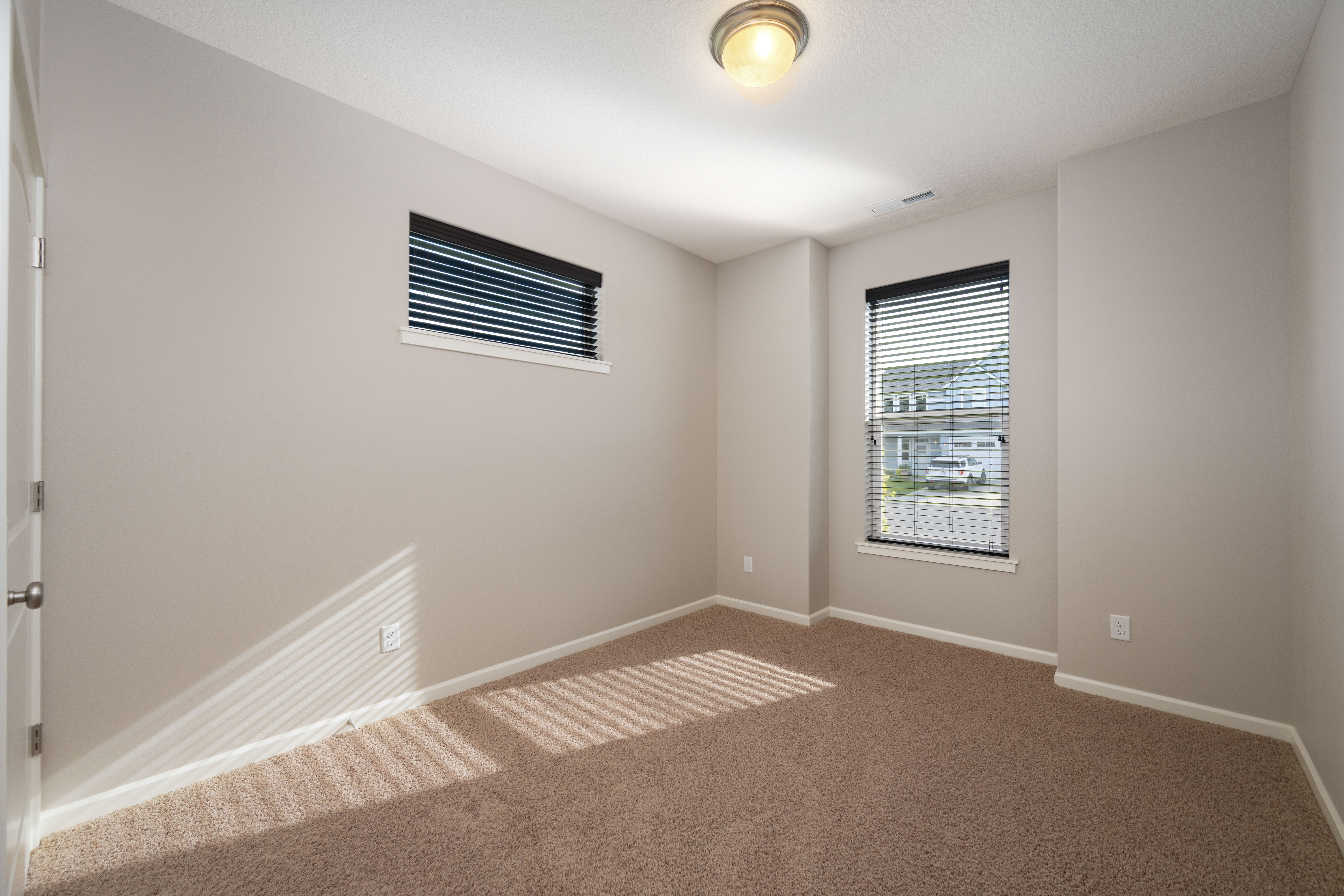 Welcome to this well-maintained 3-bedroom, 2-bath New Tradition resale - 物件實景
