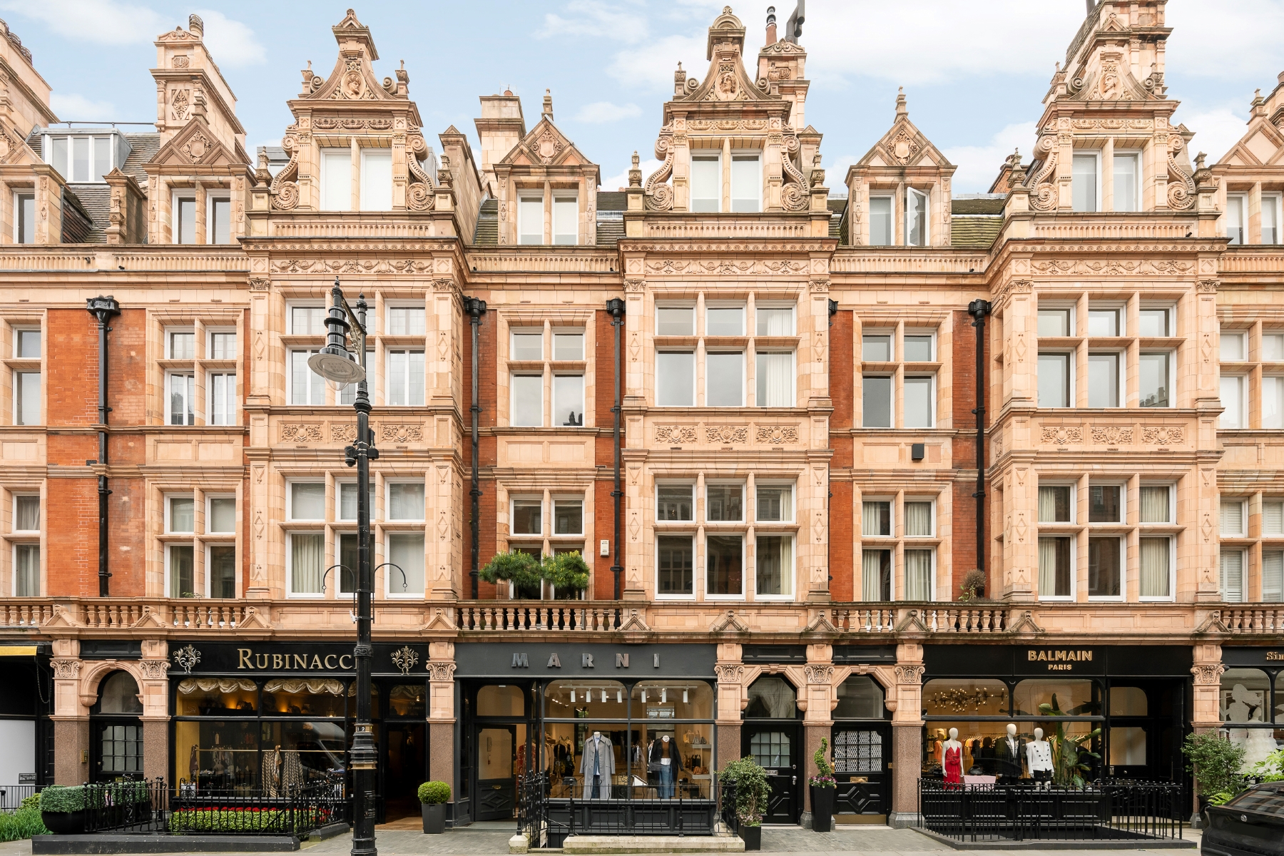 Elegantly remodelled luxury residence on the prestigious Mount Street of Mayfair 