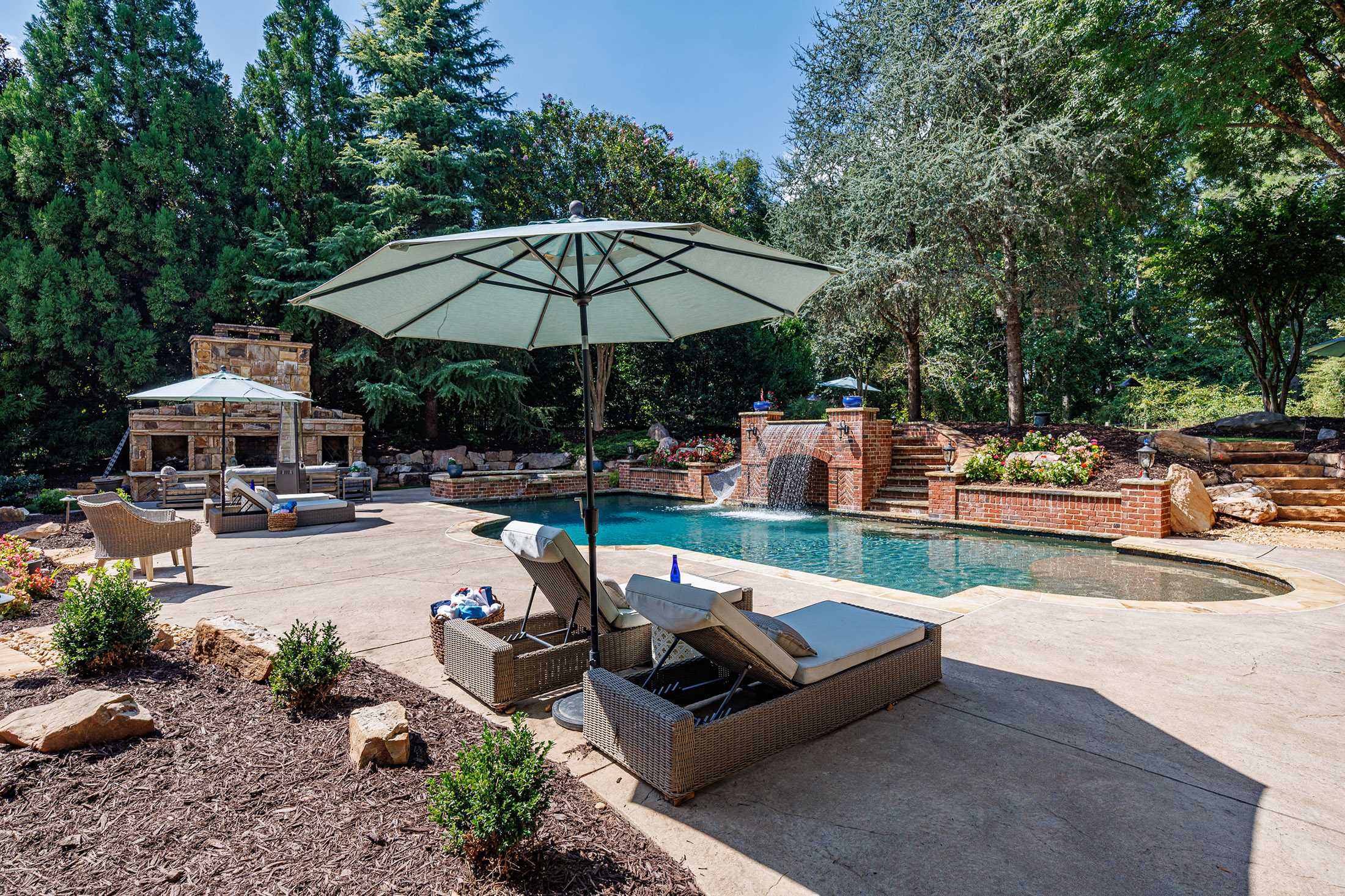  Impressive Brick Estate on a Private Wooded 1+/- Acre Lot in The Manor - 物件實景