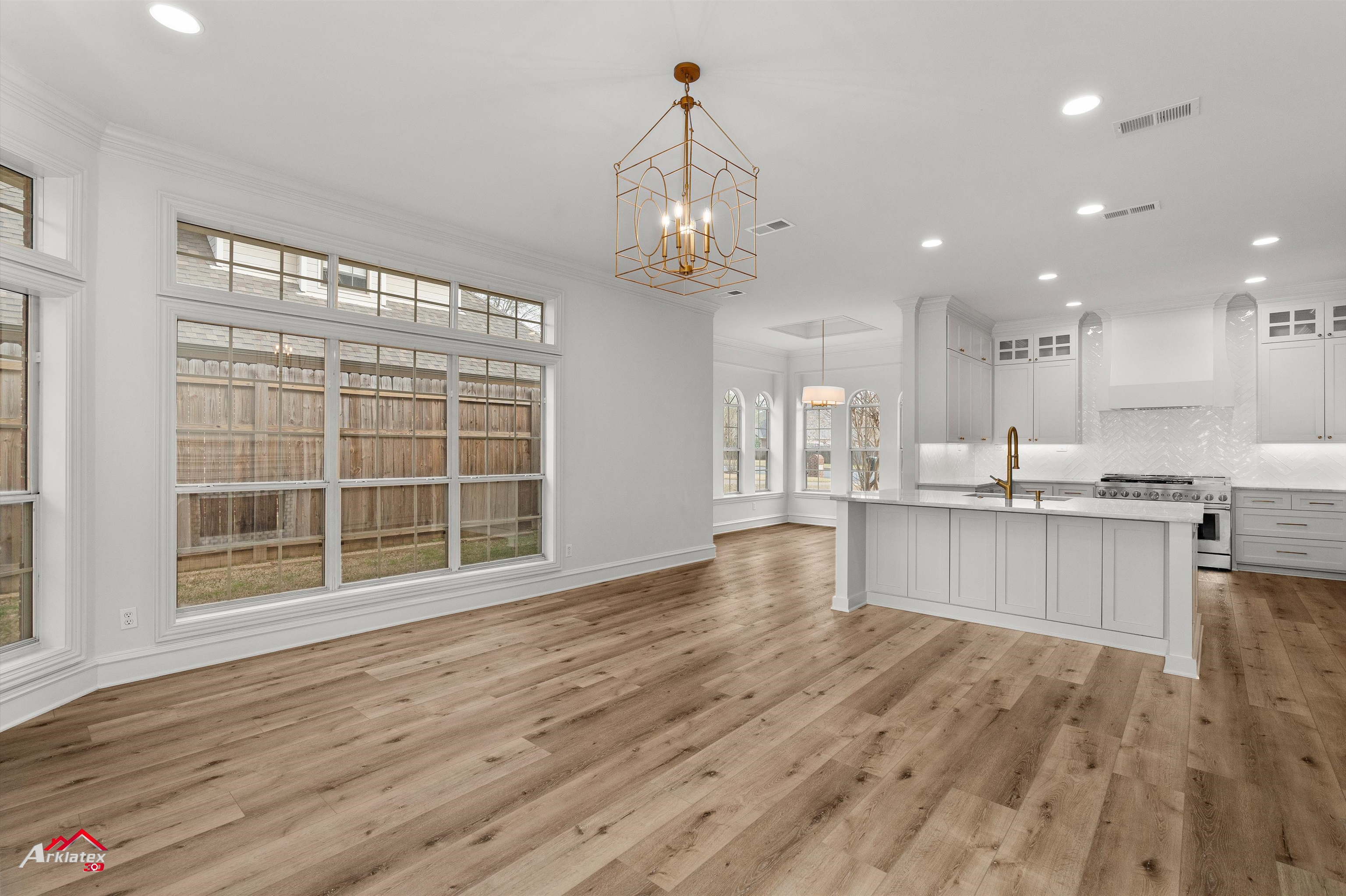 Henderson, Texas, 75703, United States, 5 Bedrooms Bedrooms, ,4 BathroomsBathrooms,Residential,For Sale,1934371