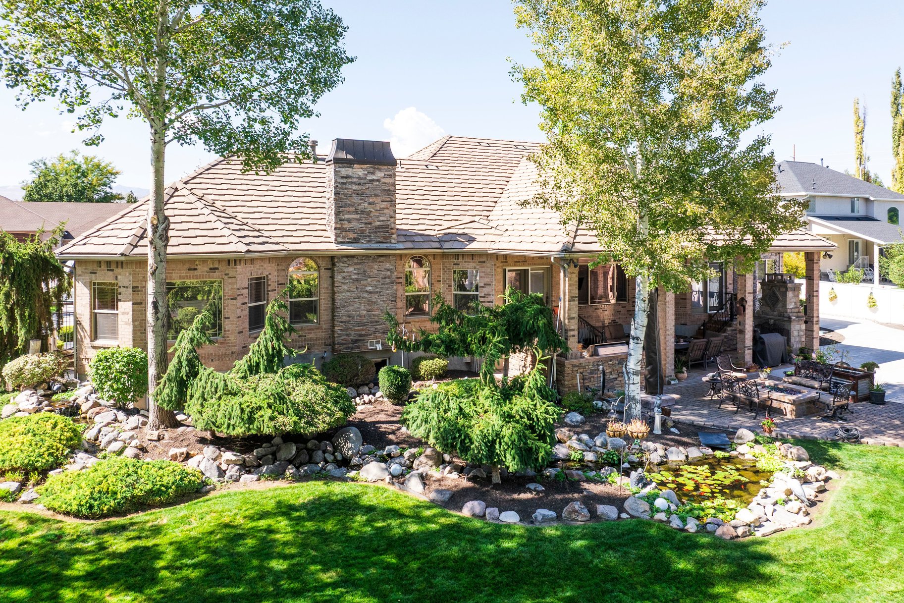  Custom South Jordan Rambler with Koi Pond, RV Parking & ADU Apartment - 物件實景