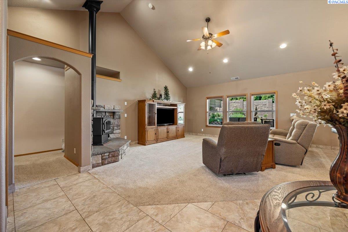 Richland, Washington, 99352, United States, 4 Bedrooms Bedrooms, ,2 BathroomsBathrooms,Residential,For Sale,1992938