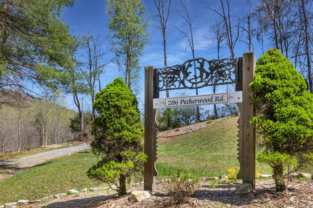 Hayesville, North Carolina, 28904, United States, 3 Bedrooms Bedrooms, ,3 BathroomsBathrooms,Residential,For Sale,1834730