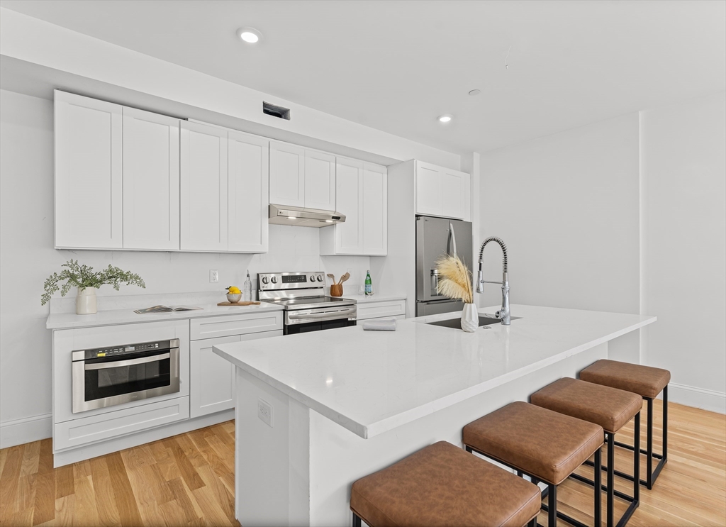 Marlborough, Massachusetts, 01752, United States, 2 Bedrooms Bedrooms, ,3 BathroomsBathrooms,Residential,For Sale,1891065