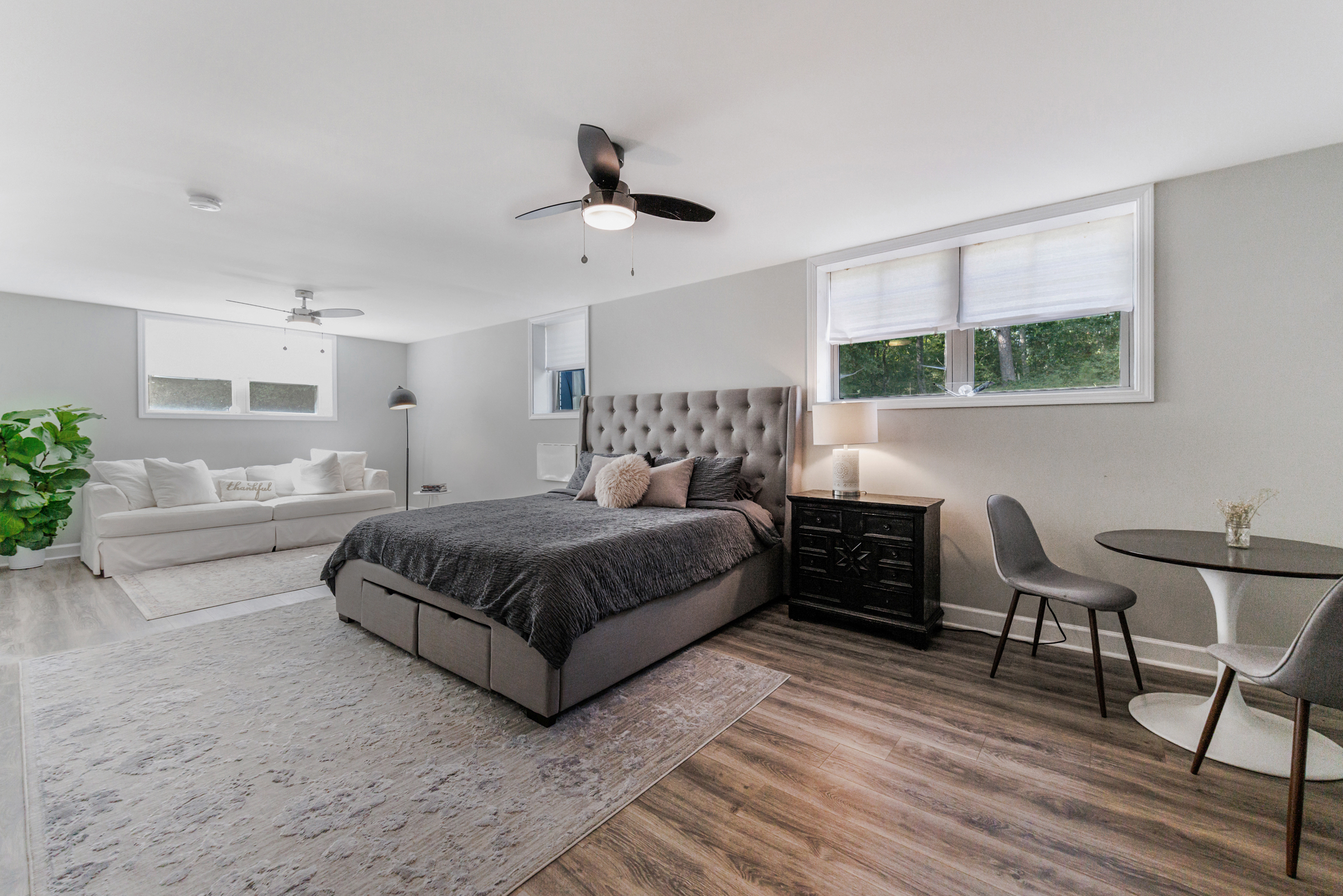  Stunning Fully Renovated Oasis on 2.4+/- Acres - 物件實景