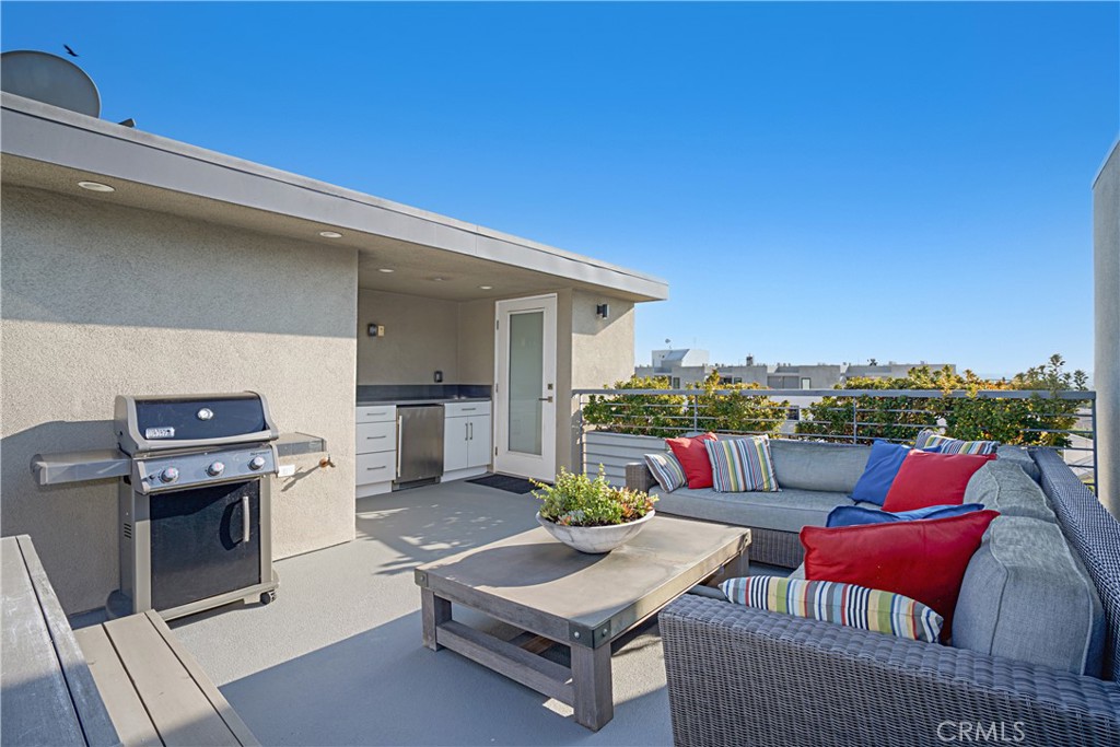 Los Angeles, California, 90019, United States, 2 Bedrooms Bedrooms, ,3 BathroomsBathrooms,Residential,For Sale,1990978