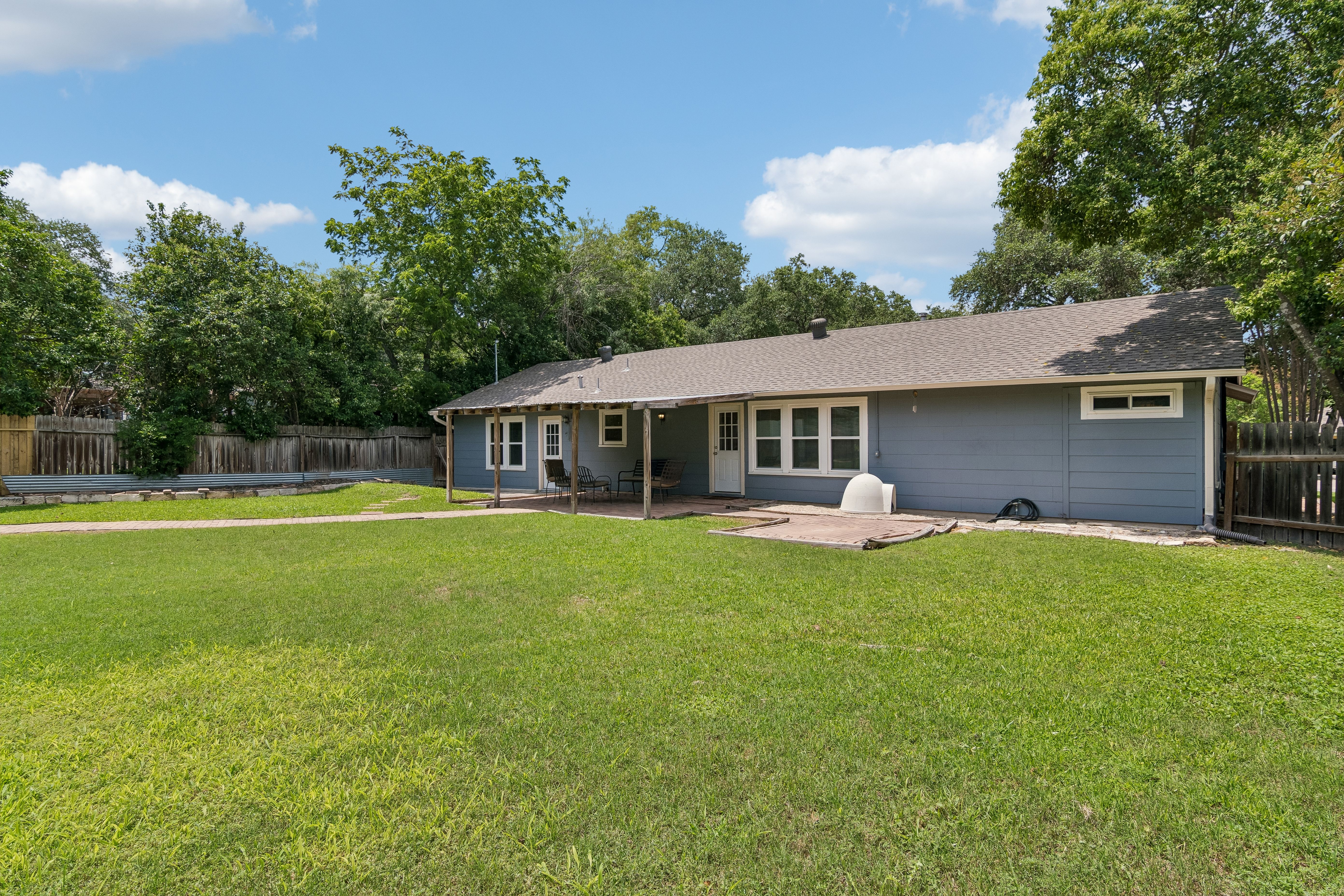  Beautifully Updated Home with Spacious Backyard - 物件實景