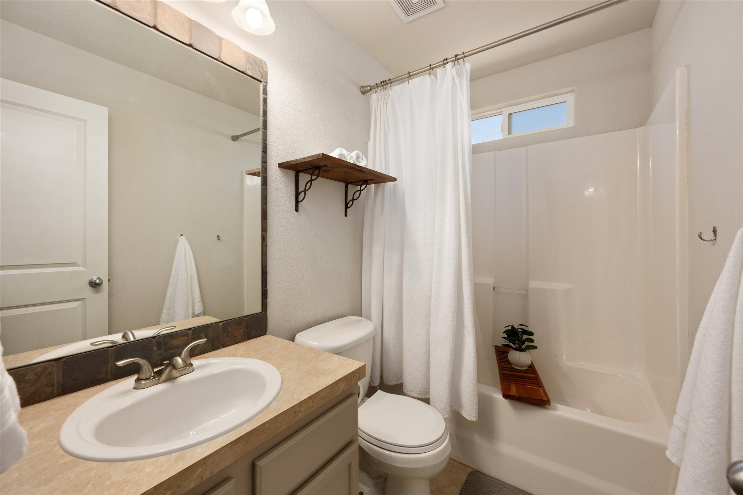  Main-Level Living Meets Unbeatable Storage and Outdoor Space - 物件實景