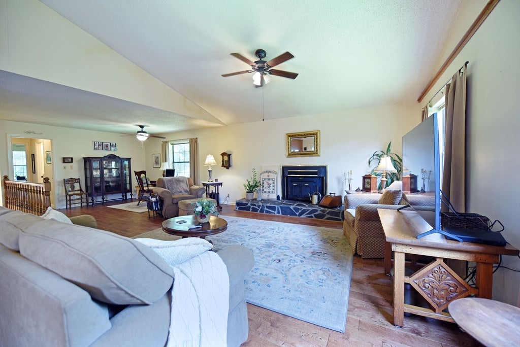 Ellijay, Georgia, 30536, United States, 4 Bedrooms Bedrooms, ,3 BathroomsBathrooms,Residential,For Sale,1940340