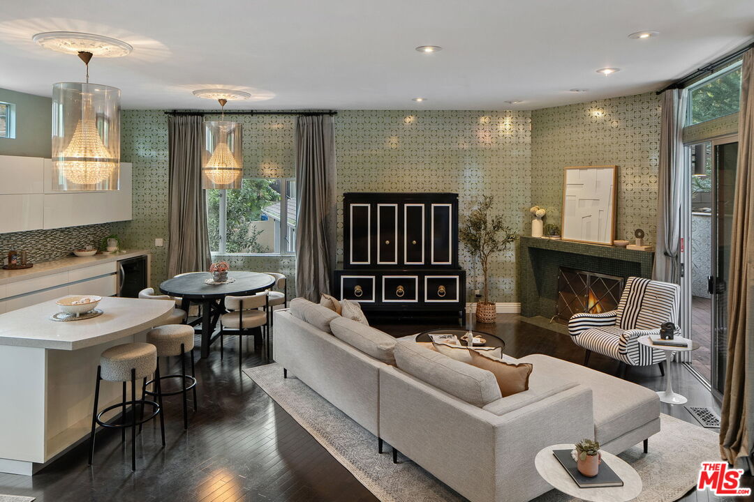 Los Angeles, California, 90046, United States, 3 Bedrooms Bedrooms, ,2 BathroomsBathrooms,Residential,For Sale,1910826
