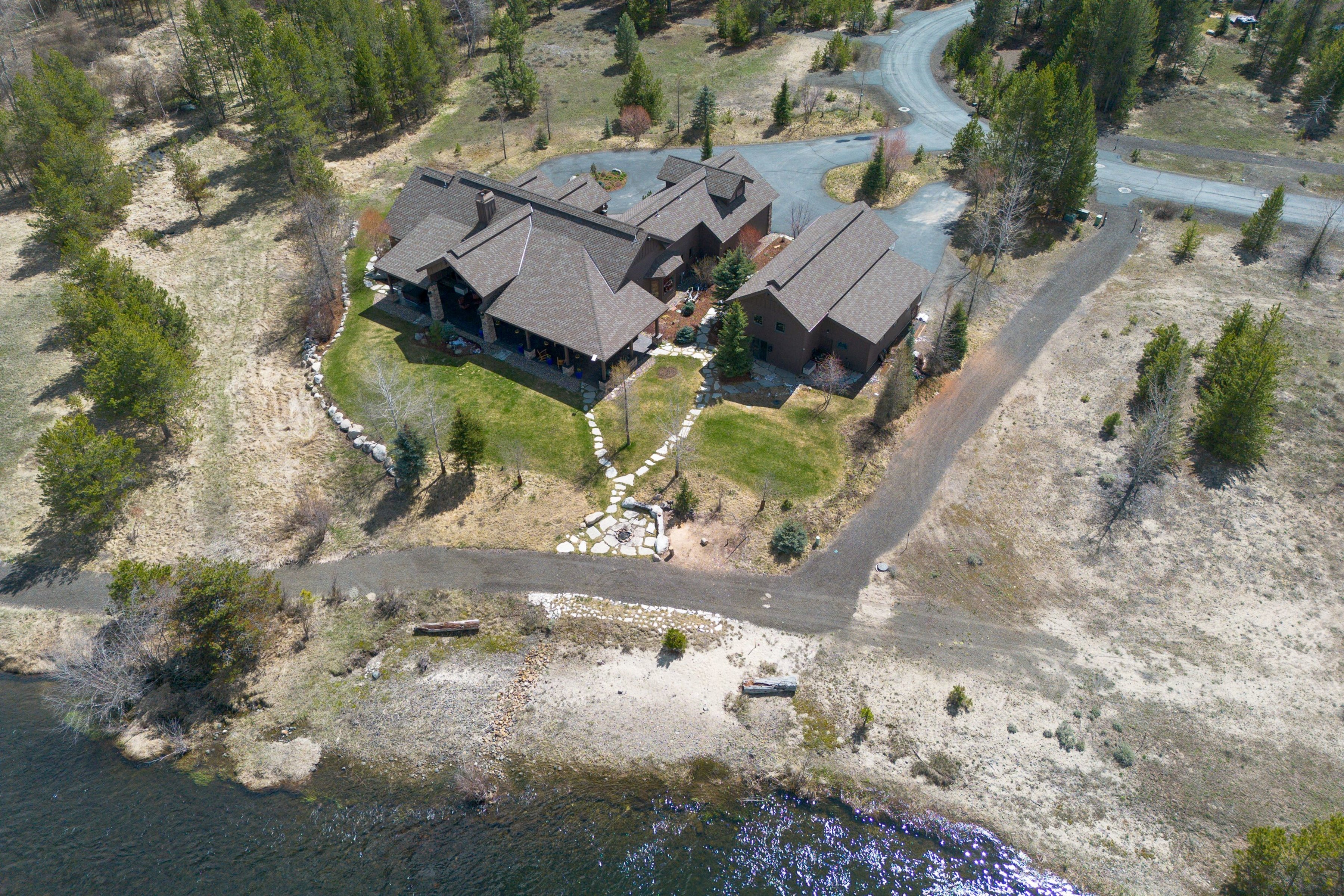  Stunning Home with Payette River Frontage on 2.66 Acres in McCall, Idaho - 物件實景