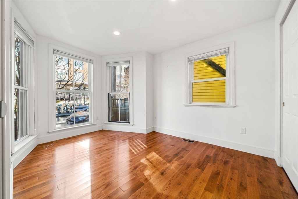 Cambridge, Massachusetts, 02141, United States, 4 Bedrooms Bedrooms, ,3 BathroomsBathrooms,Residential,For Sale,2001905