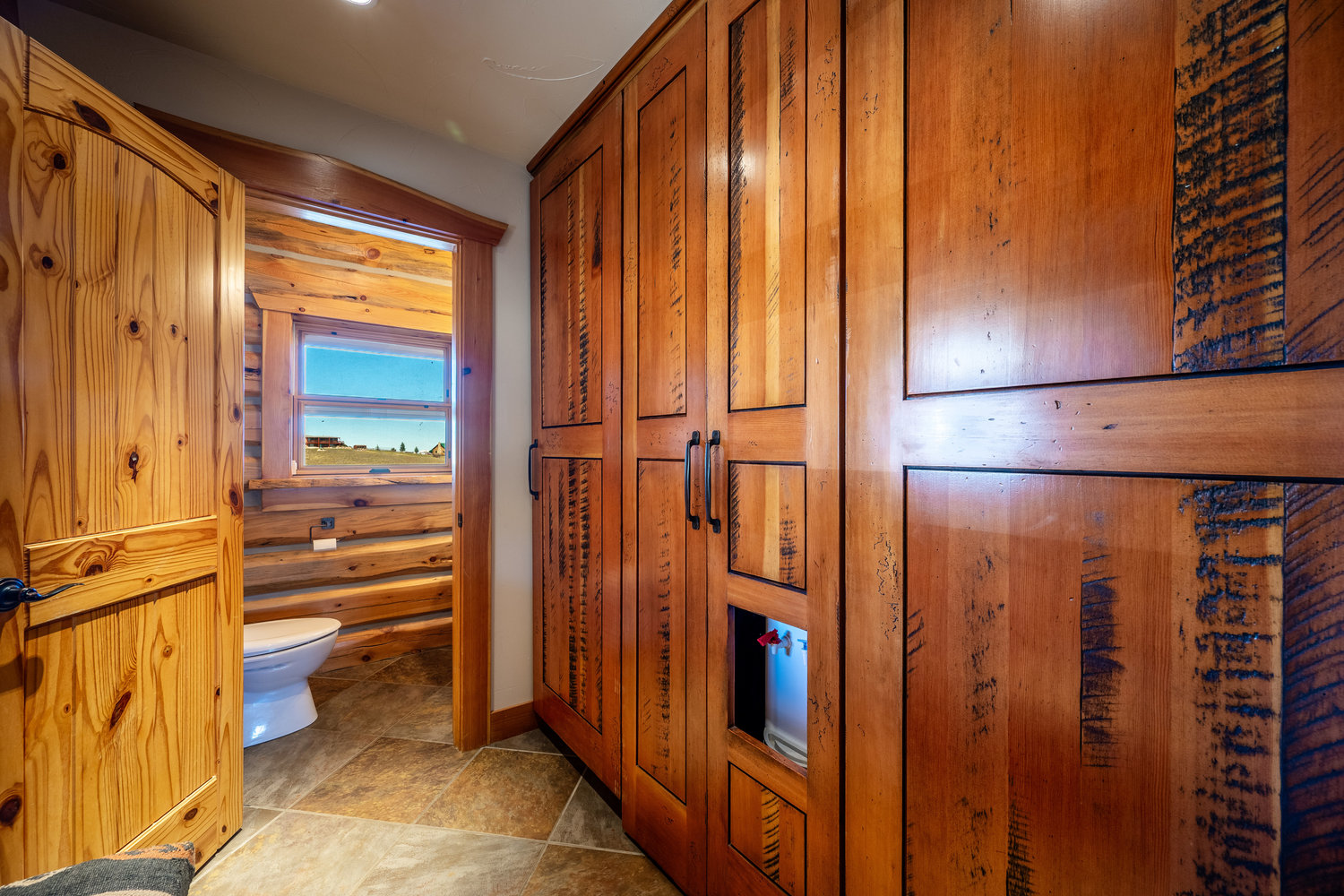 Sheridan, Wyoming, 82801, United States, 2 Bedrooms Bedrooms, ,2 BathroomsBathrooms,Residential,For Sale,1982775