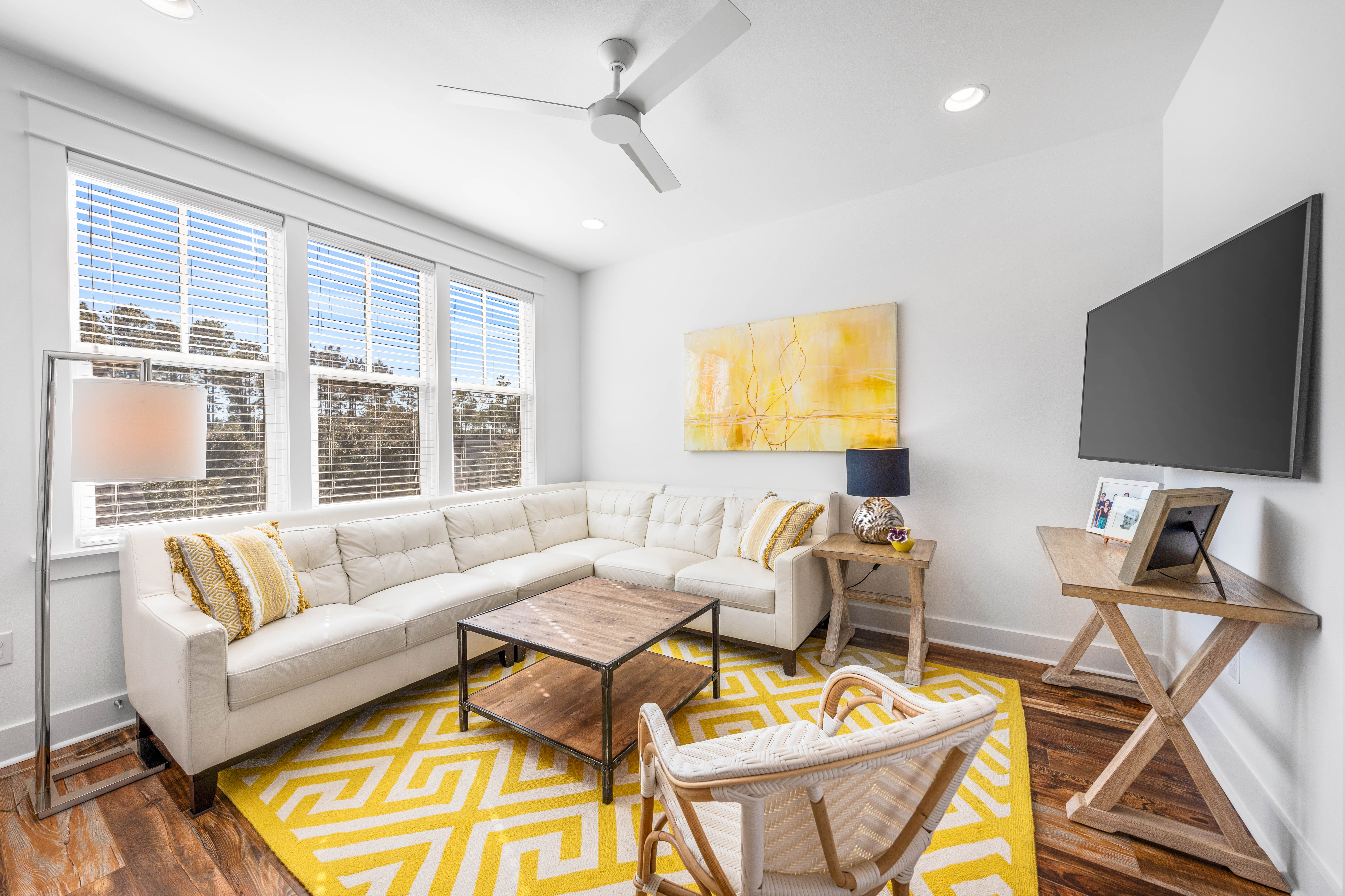  Oversized Corner Lot Home with Carriage House, Screened Porch & Fenced Yard - 物件實景