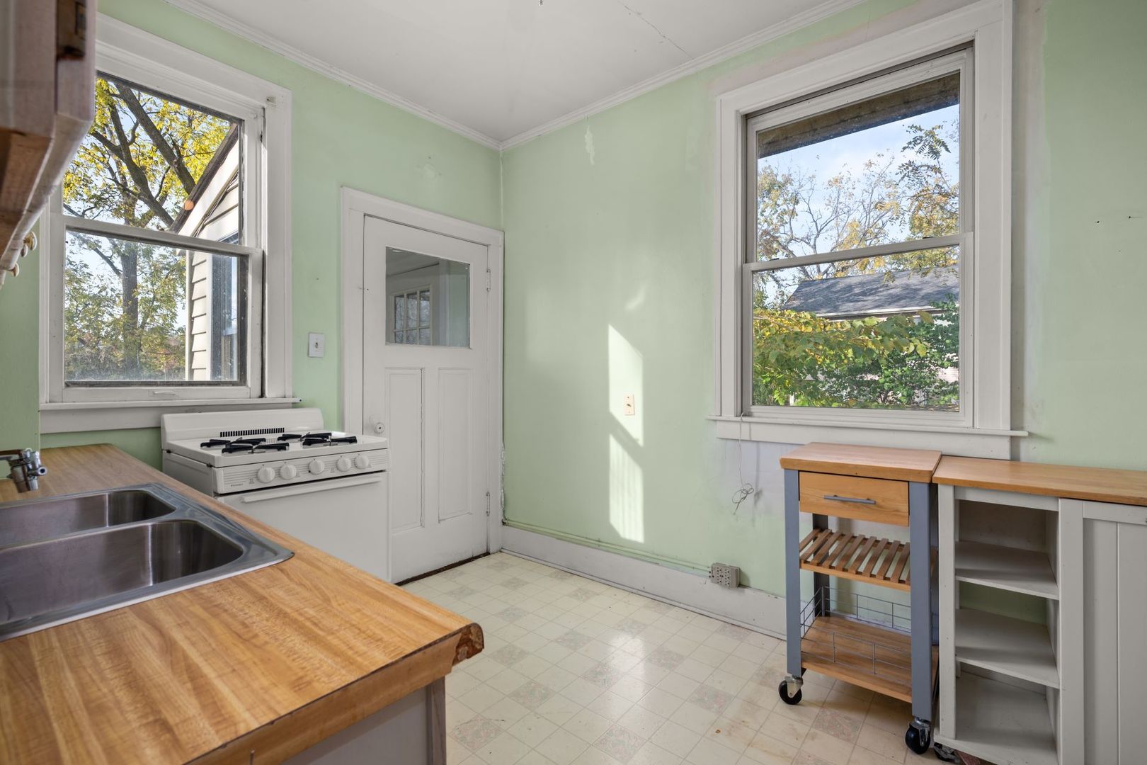 Geneva, Illinois, 60134, United States, 4 Bedrooms Bedrooms, ,2 BathroomsBathrooms,Residential,For Sale,1988364