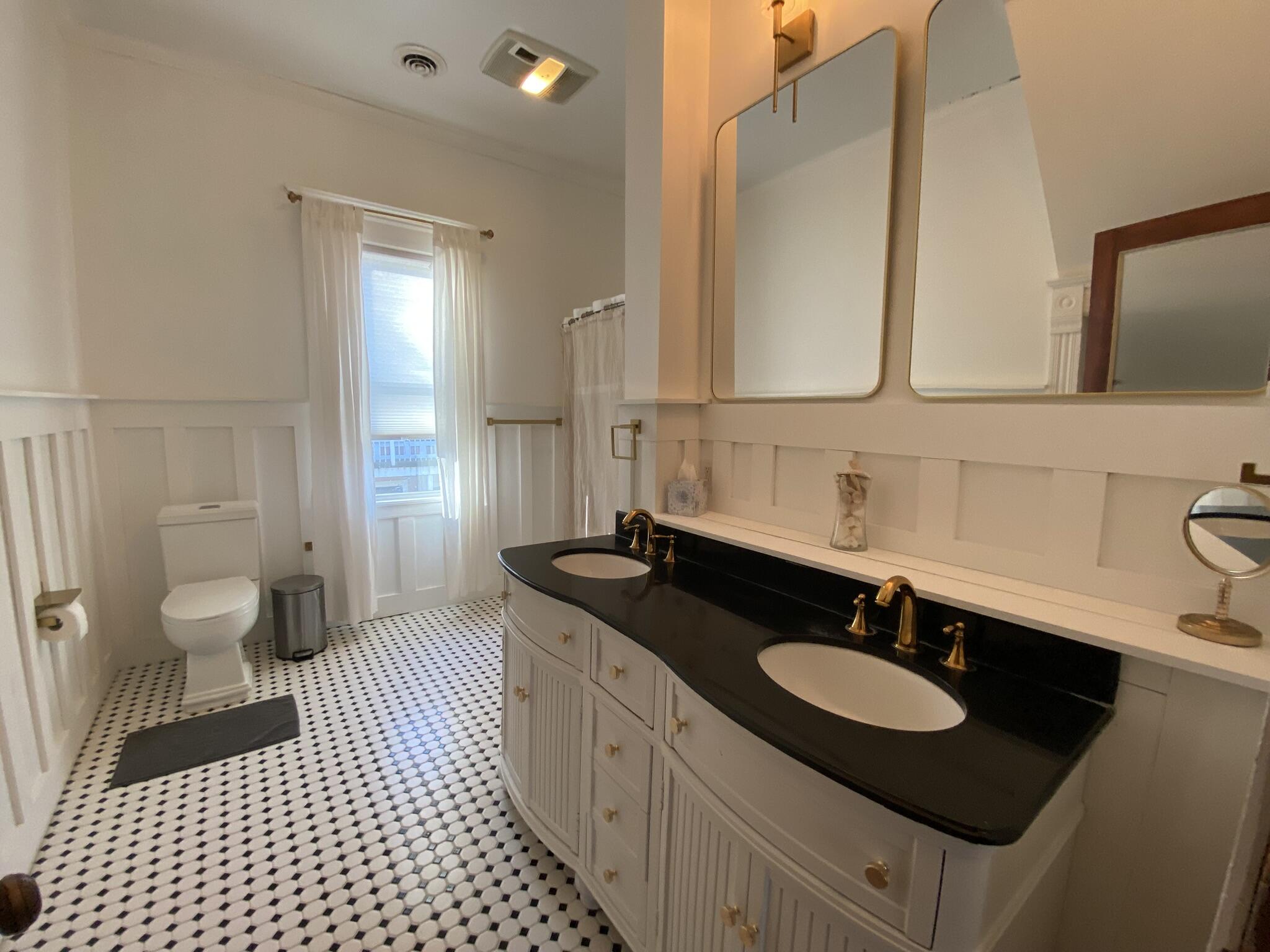 La Crosse, Wisconsin, 54601, United States, 6 Bedrooms Bedrooms, ,5 BathroomsBathrooms,Residential,For Sale,2018389