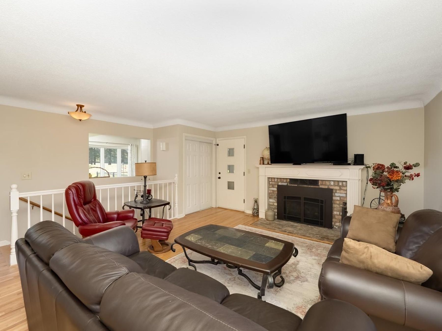  Beautifully Maintained Living with Maple Lake Views - 物件實景