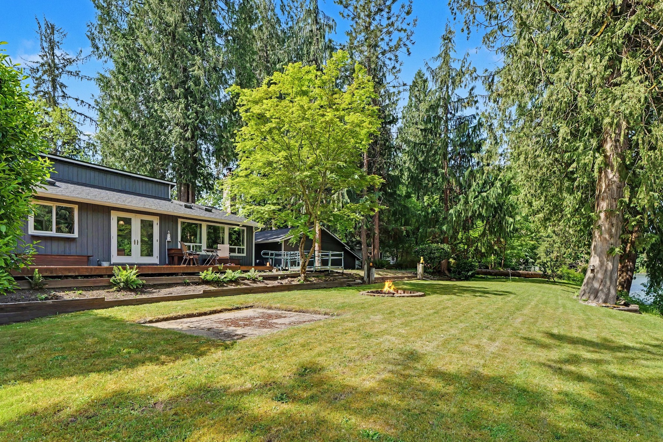  Charming Riverfront Home - 物件實景