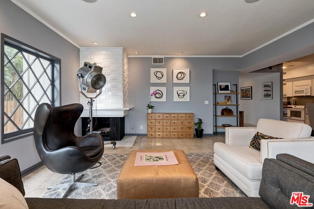 West Hollywood, California, 90069, United States, 2 Bedrooms Bedrooms, ,2 BathroomsBathrooms,Residential,For Sale,1819033