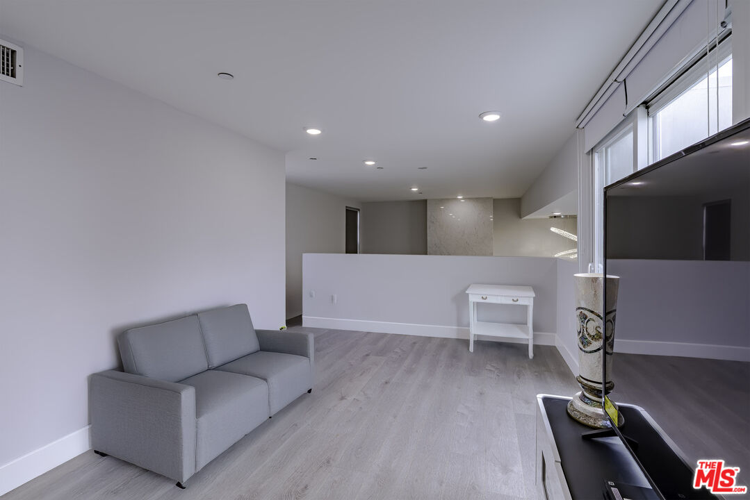 Los Angeles, California, 90010, United States, 3 Bedrooms Bedrooms, ,3 BathroomsBathrooms,Residential,For Sale,1992003