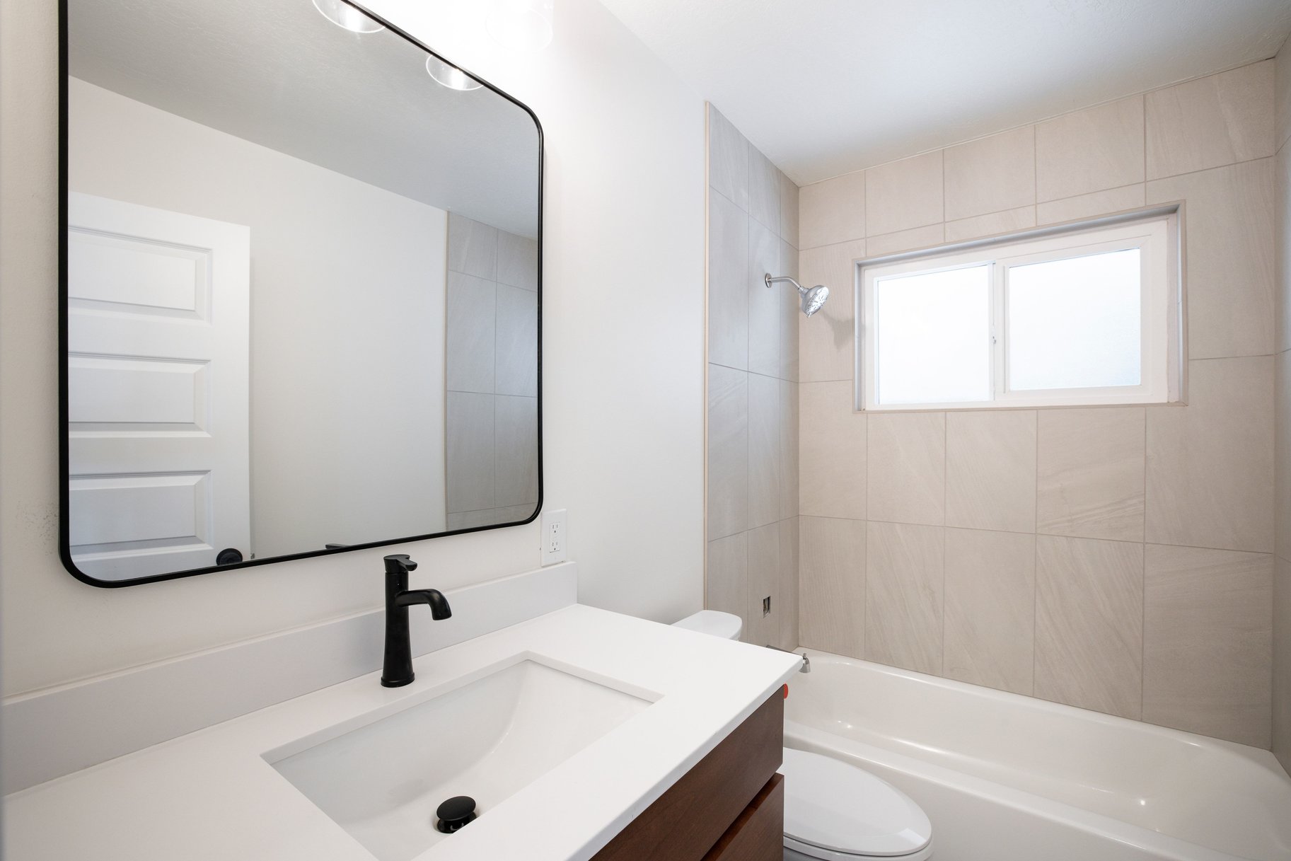  Fully Renovated Rambler With Large Primary En-Suite - 物件實景