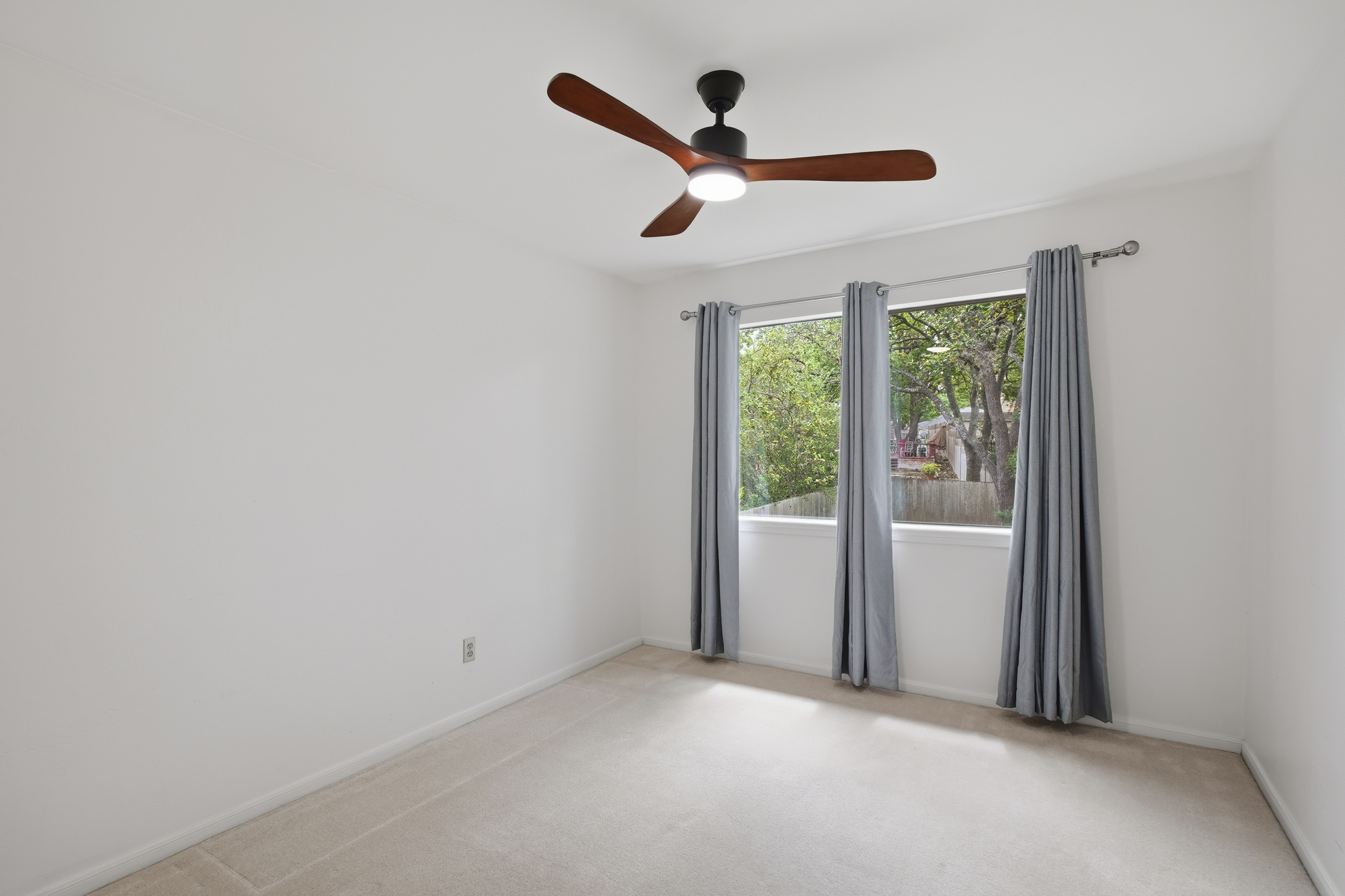  Custom Home with Private Backyard Oasis - 物件實景