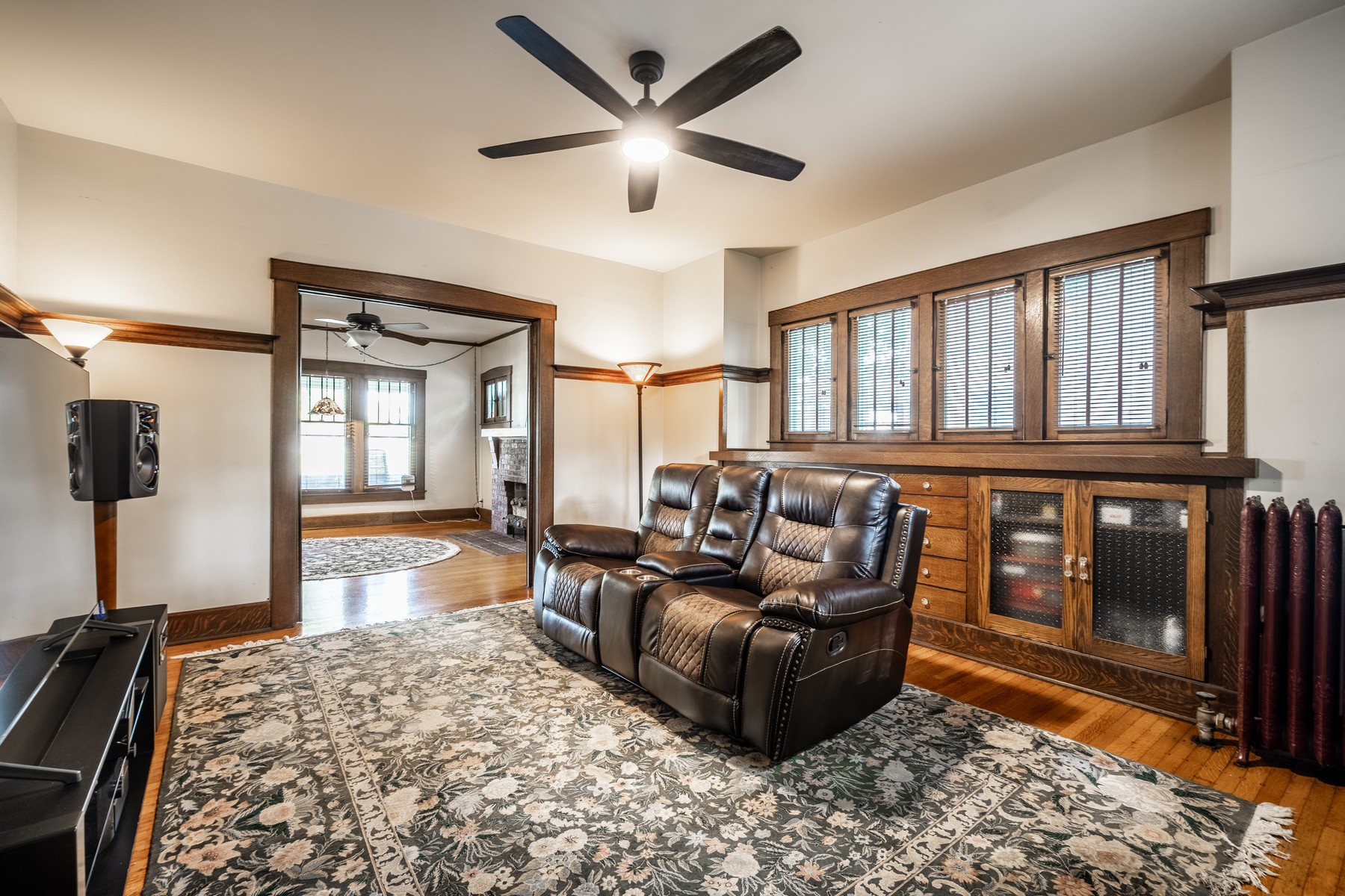  Charming Indianapolis Home with Stained Woodwork and Hardwood Floors - 物件實景