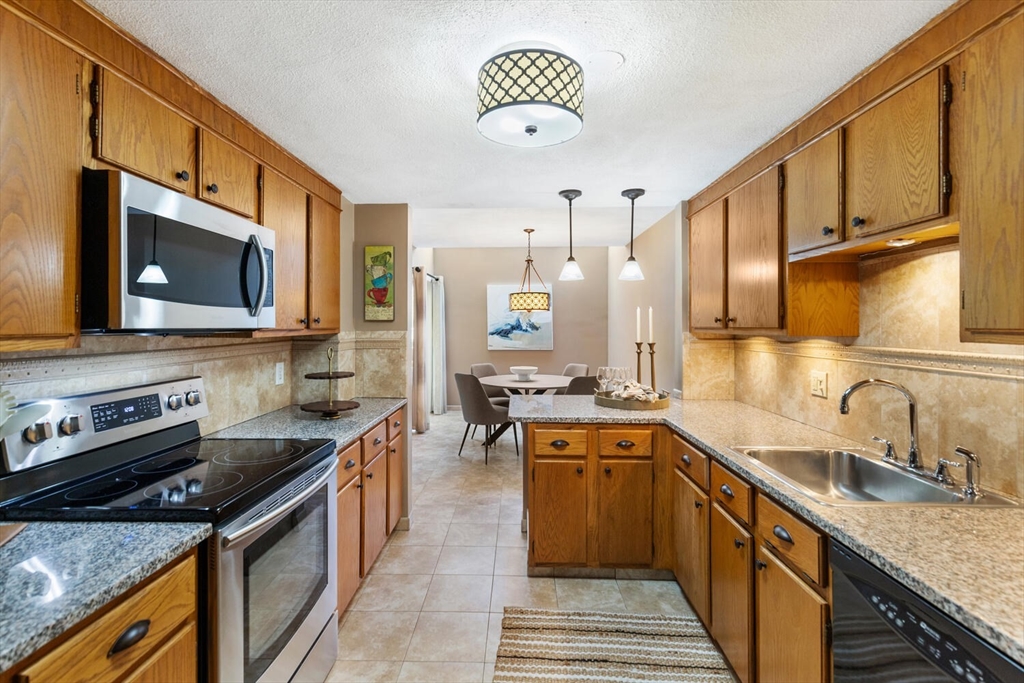 Peabody, Massachusetts, 01940, United States, 2 Bedrooms Bedrooms, ,3 BathroomsBathrooms,Residential,For Sale,1989957