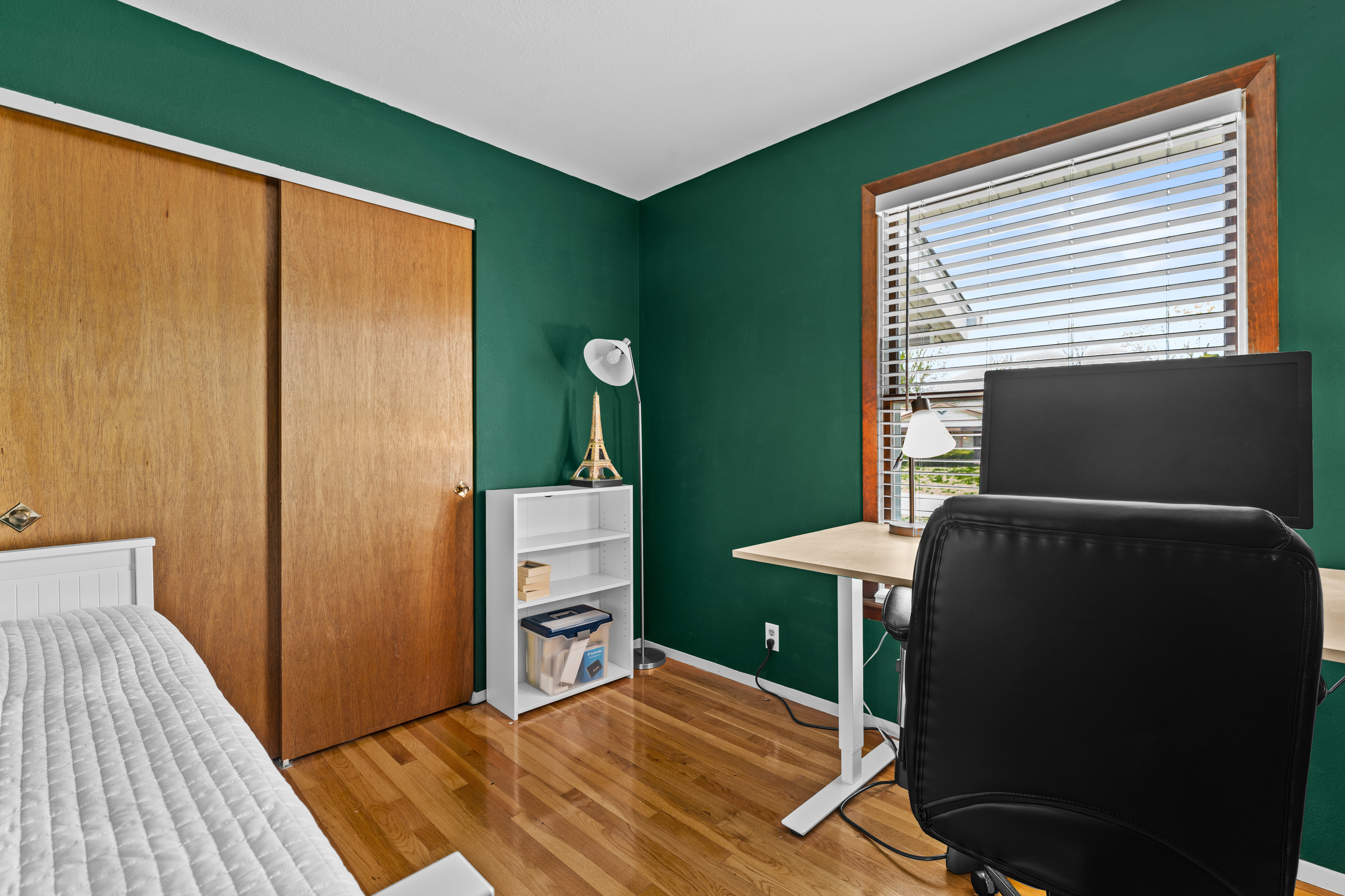  Exceptional low-maintenance brick and stone home makes - 物件實景