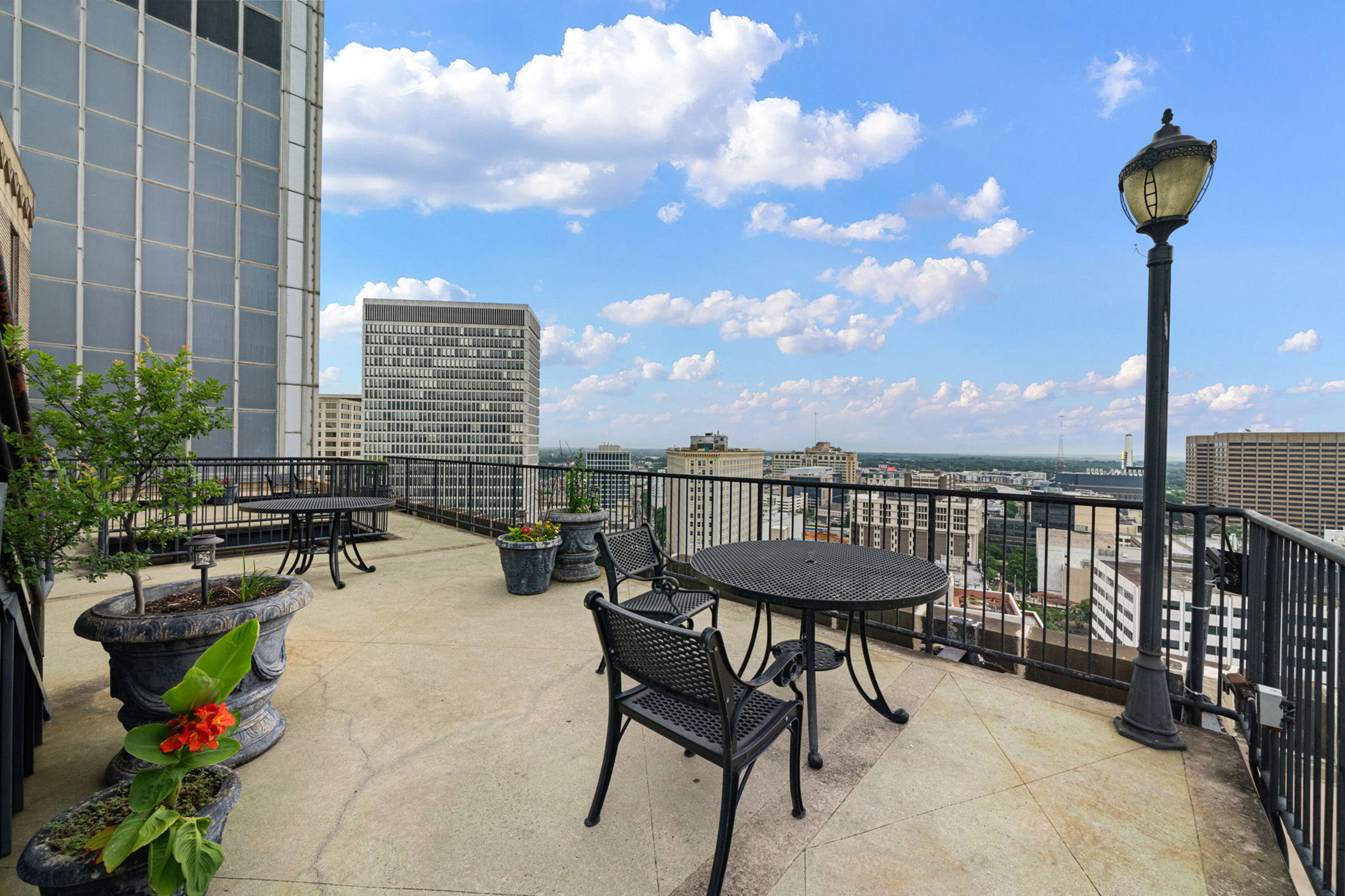  Beautifully Maintained Two Bedroom Condo in the Historic William Oliver Building - 物件實景