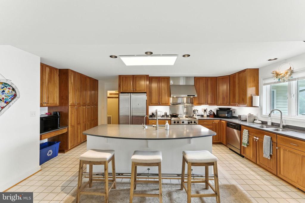 Chester Gap, Virginia, 22623, United States, 4 Bedrooms Bedrooms, ,4 BathroomsBathrooms,Residential,For Sale,1980820