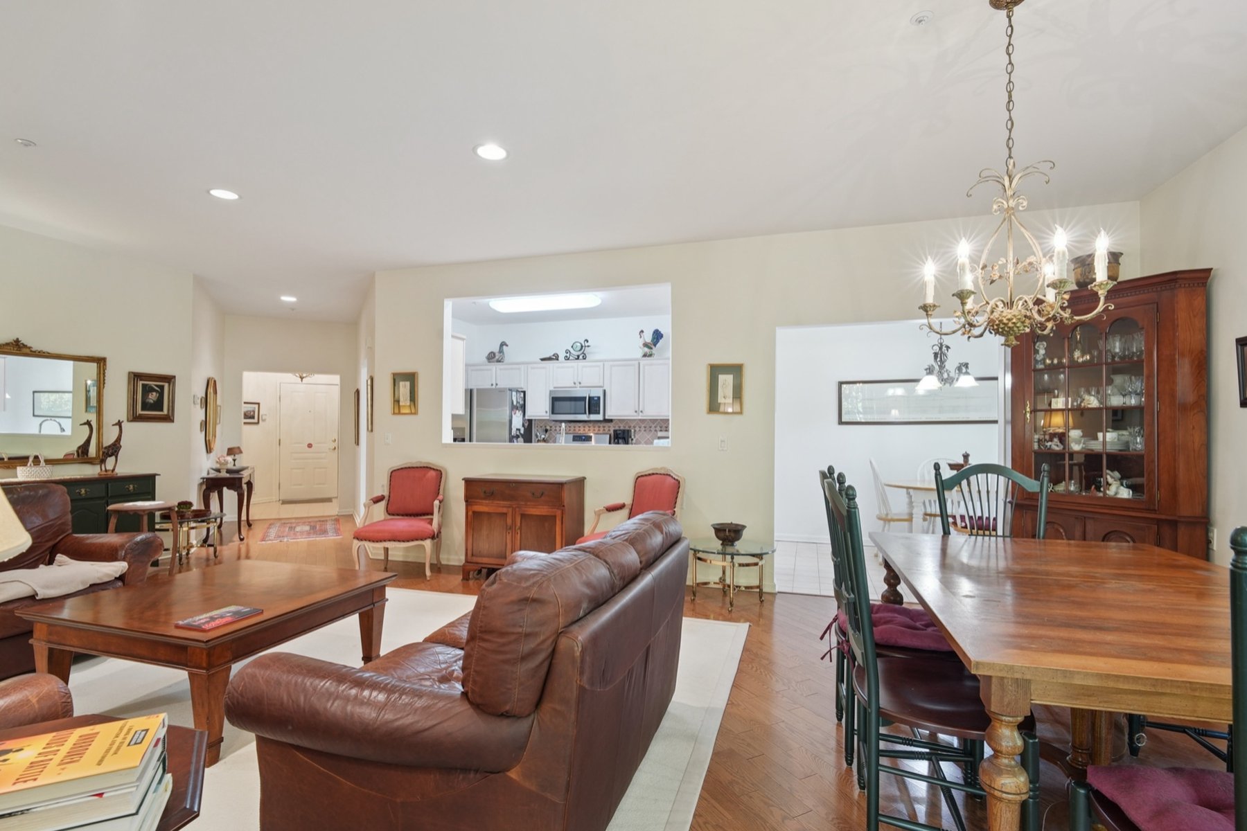  One Floor ?Fox Hills? Corner Unit Offers Many Available Amenities - 物件實景
