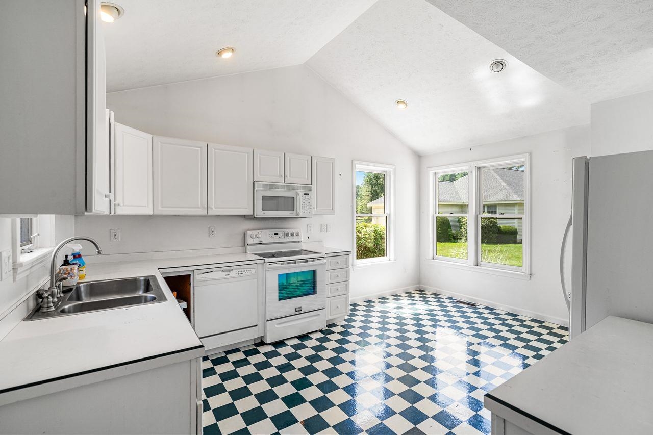 Bedford, New Hampshire, 03110, United States, 2 Bedrooms Bedrooms, ,2 BathroomsBathrooms,Residential,For Sale,1896302