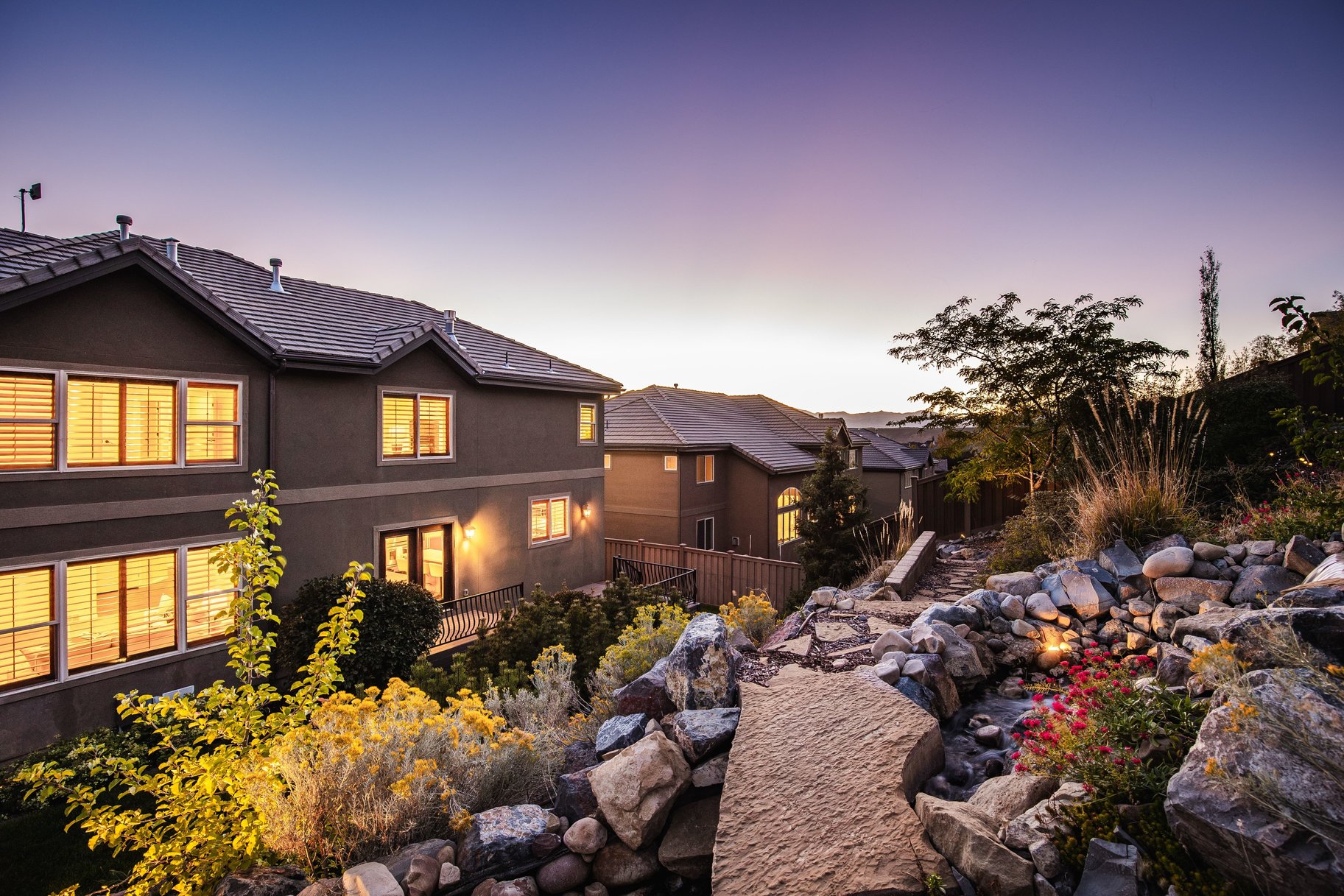  Nearly 7,000 Square Feet with a Stunning Backyard Water Feature - 物件實景