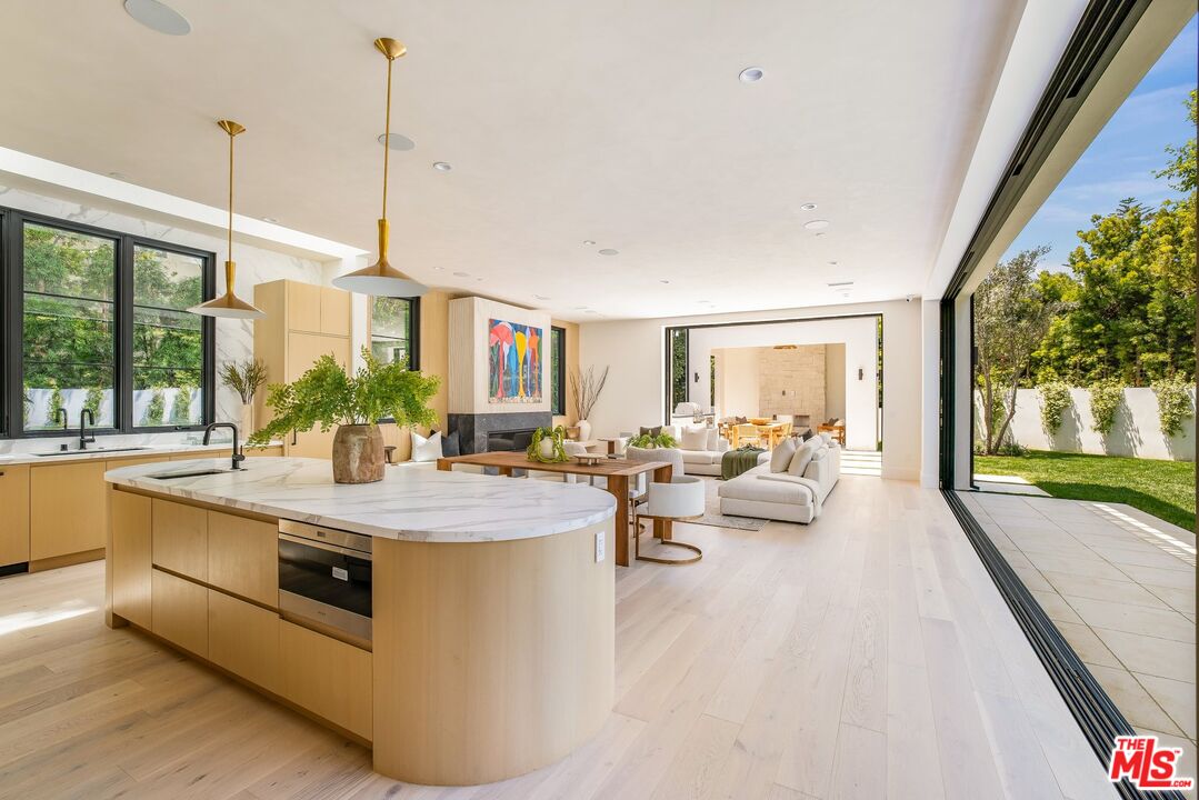 Los Angeles, California, 90049, United States, 5 Bedrooms Bedrooms, ,3 BathroomsBathrooms,Residential,For Sale,1839044