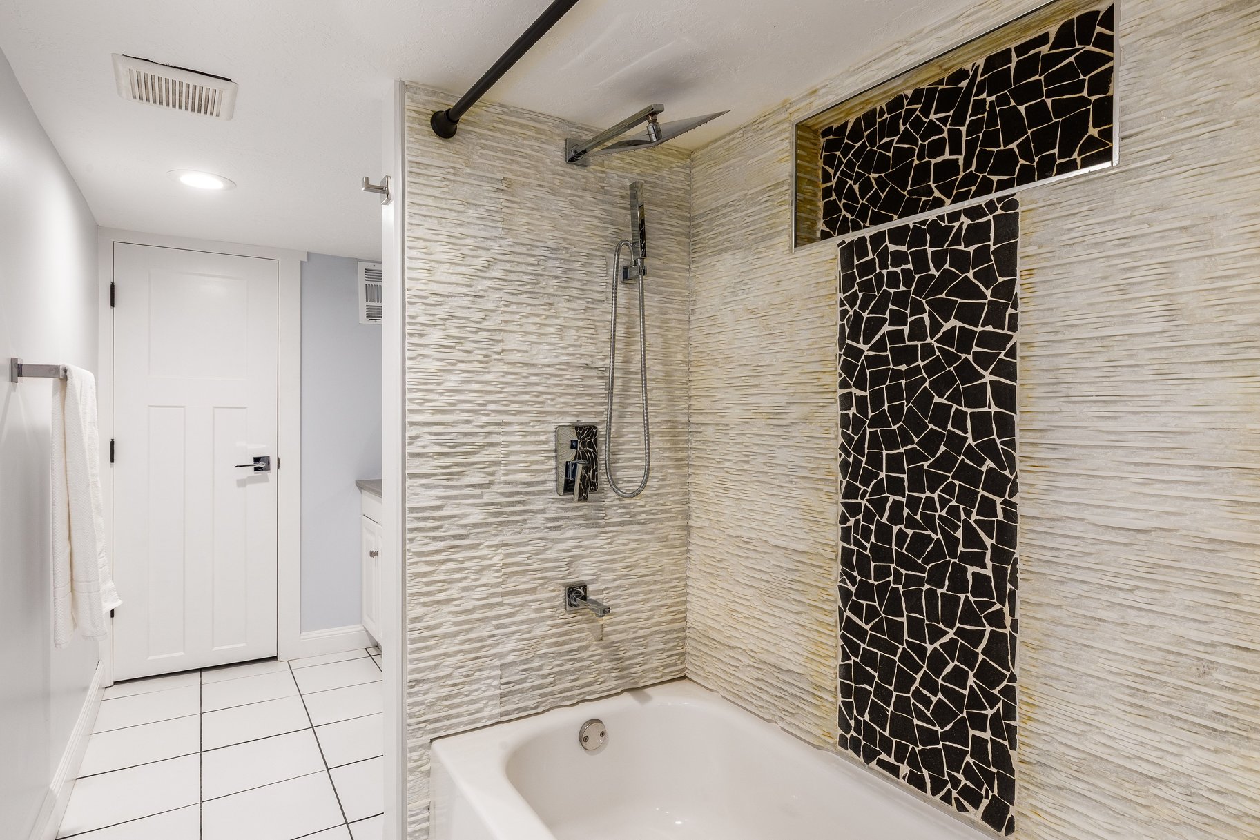  Charming Avenues Home Blending Timeless Character with Everyday Comfort - 物件實景