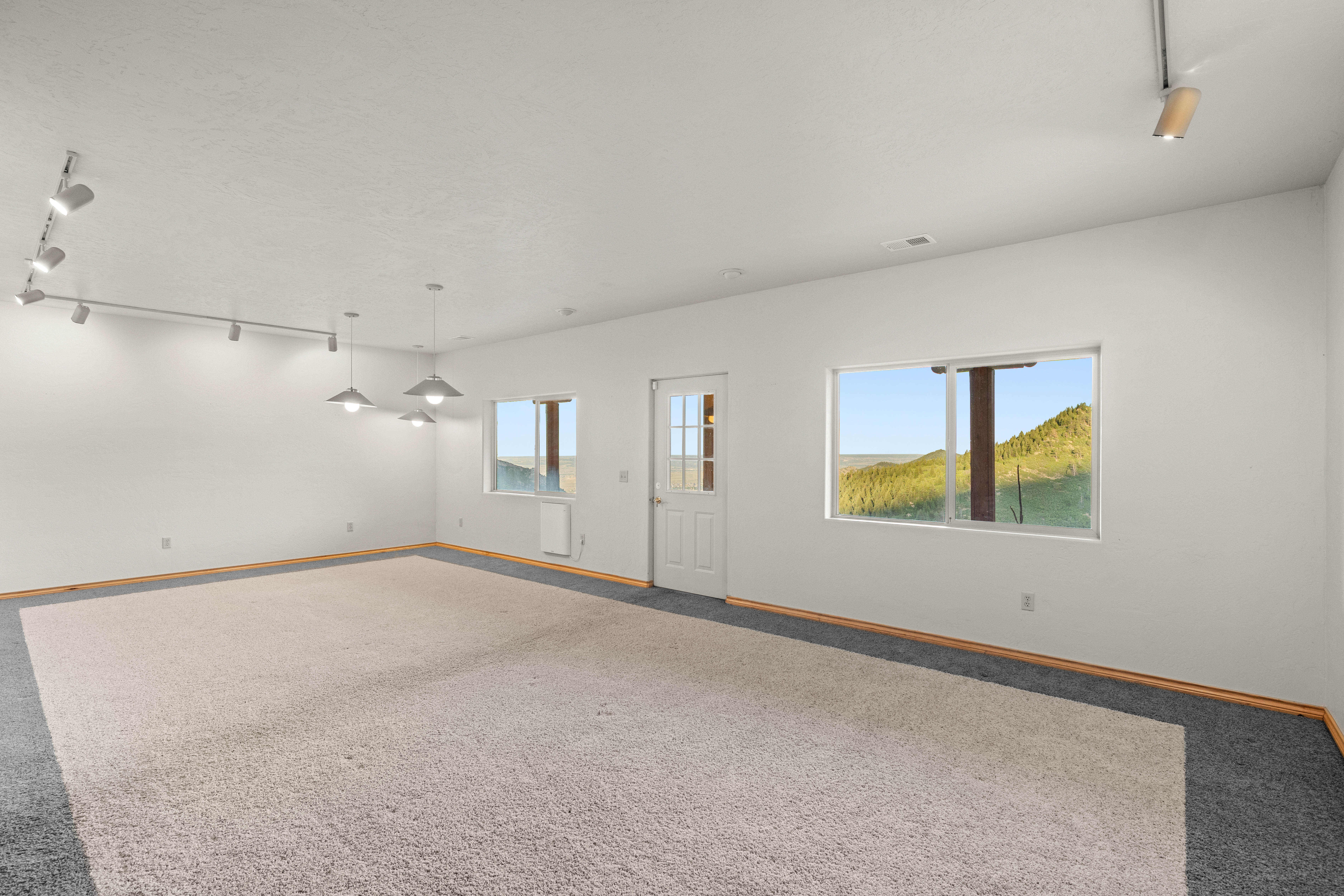  Rare 40-Acre Mountain Retreat with Panoramic Views & 11 Garages - 物件實景