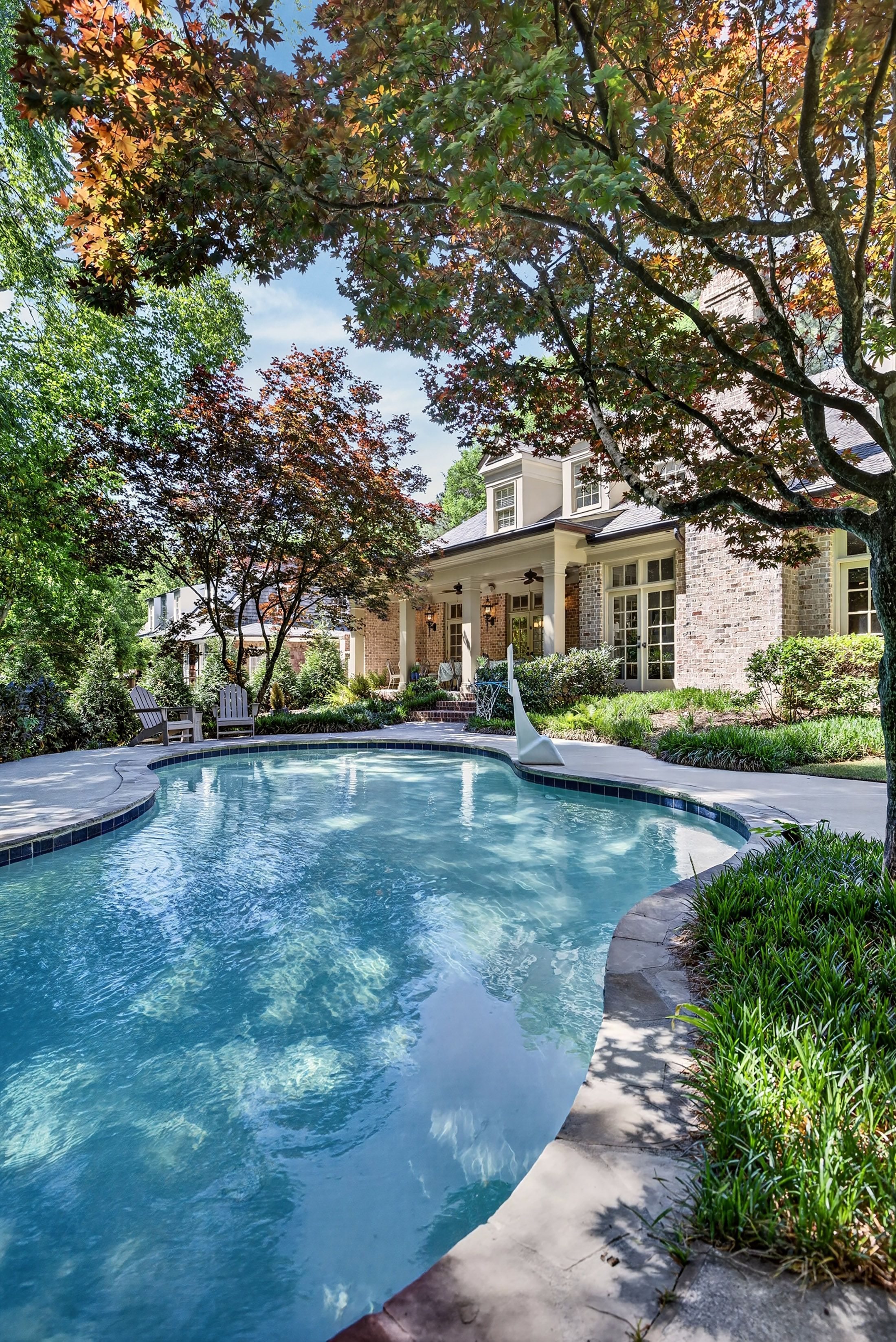  Exceptional Estate with Pool Nestled on 2+/- Private Acres Near Chastain Park - 物件實景