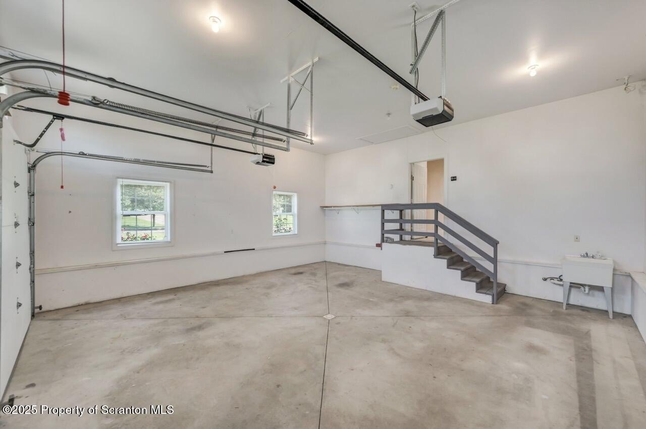 Throop, Pennsylvania, 18512, United States, 3 Bedrooms Bedrooms, ,3 BathroomsBathrooms,Residential,For Sale,1889511