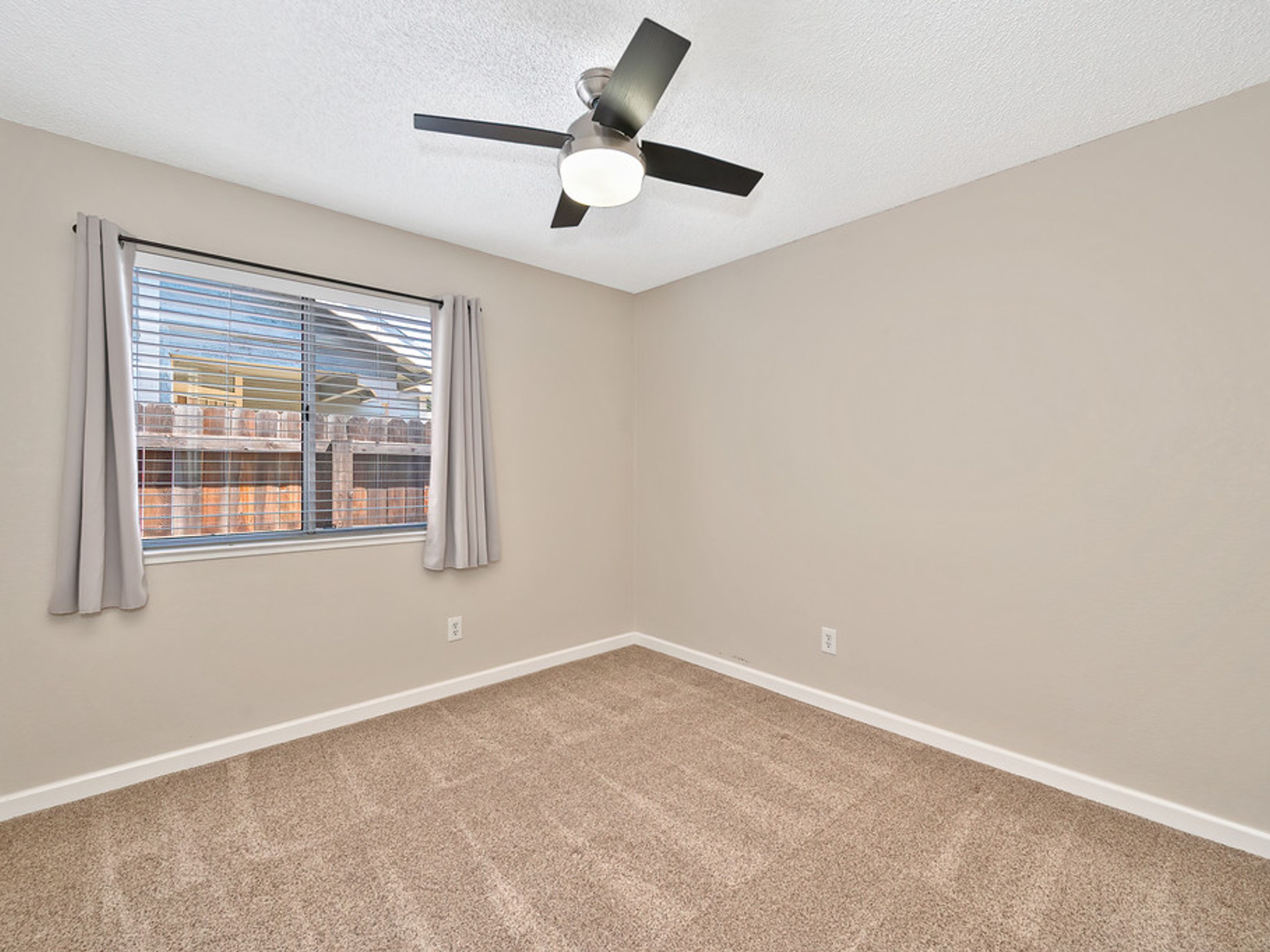  2712 Stoughton Way, Sacramento, CA 95827 - 物件實景