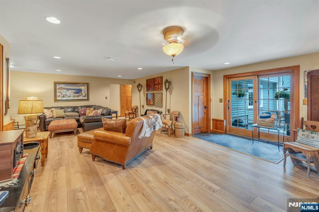 Montvale, New Jersey, 07645, United States, 6 Bedrooms Bedrooms, ,4 BathroomsBathrooms,Residential,For Sale,1950973