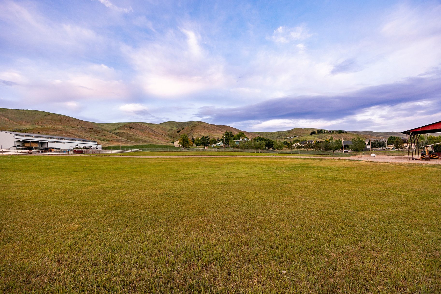  Incredibly Well-Maintained Horse Property with Indoor Arena & Views - 物件實景