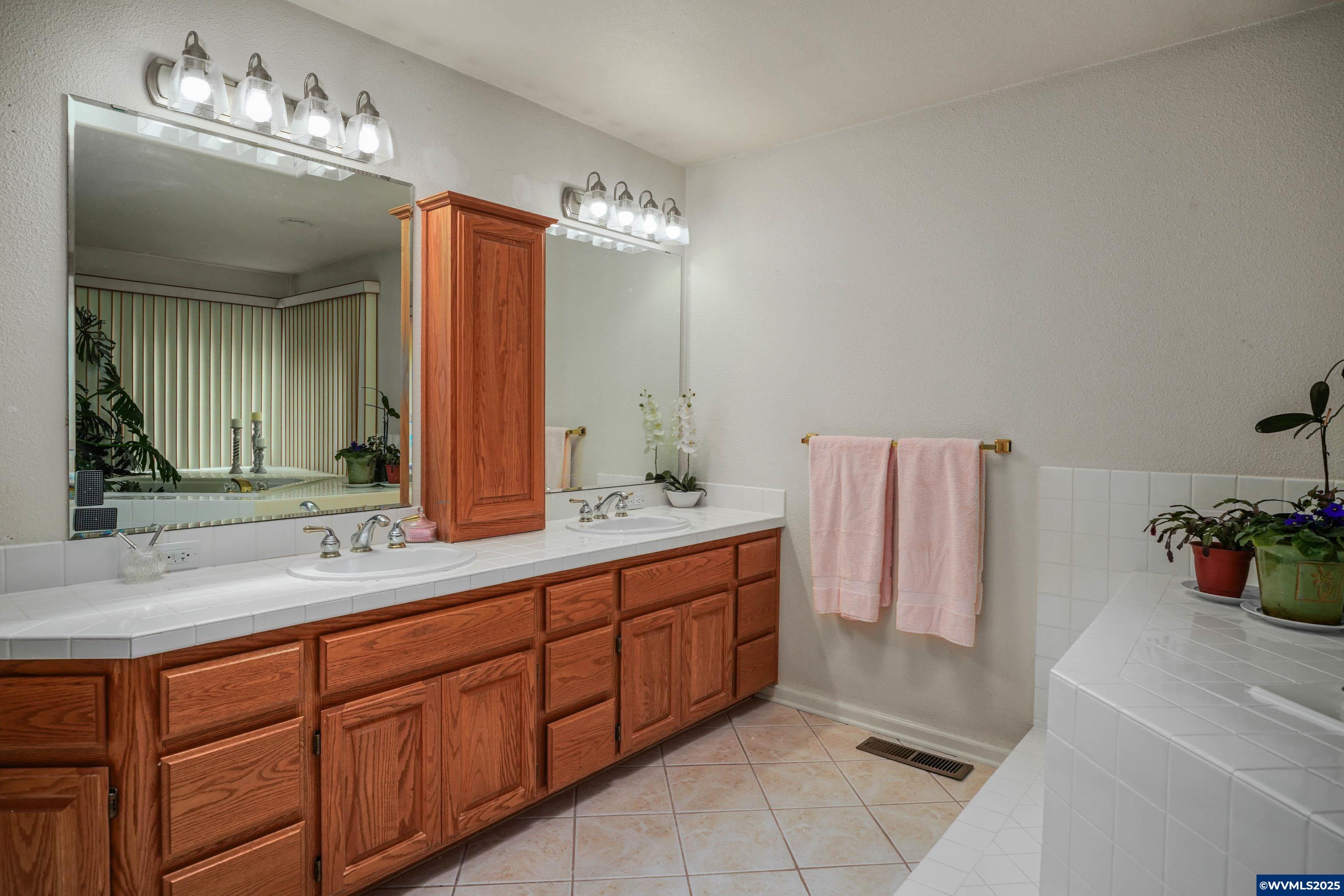 Salem, Oregon, 97302, United States, 5 Bedrooms Bedrooms, ,4 BathroomsBathrooms,Residential,For Sale,1906348