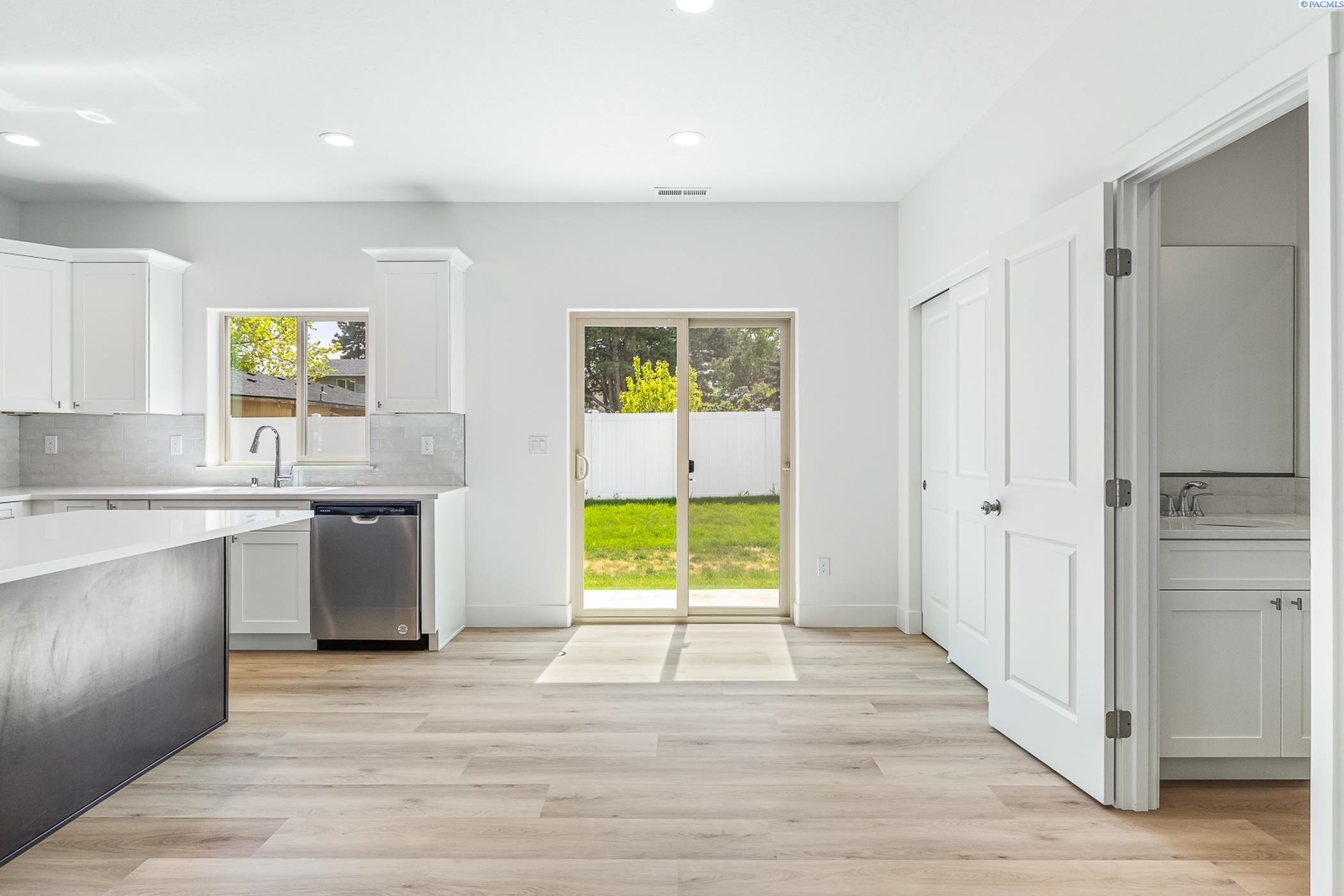 Kennewick, Washington, 99337, United States, 6 Bedrooms Bedrooms, ,Residential,For Sale,1796144