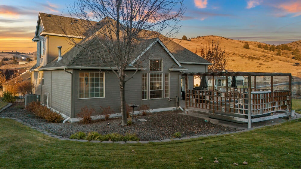 Klamath Falls, Oregon, 97601, United States, 3 Bedrooms Bedrooms, ,3 BathroomsBathrooms,Residential,For Sale,1848515