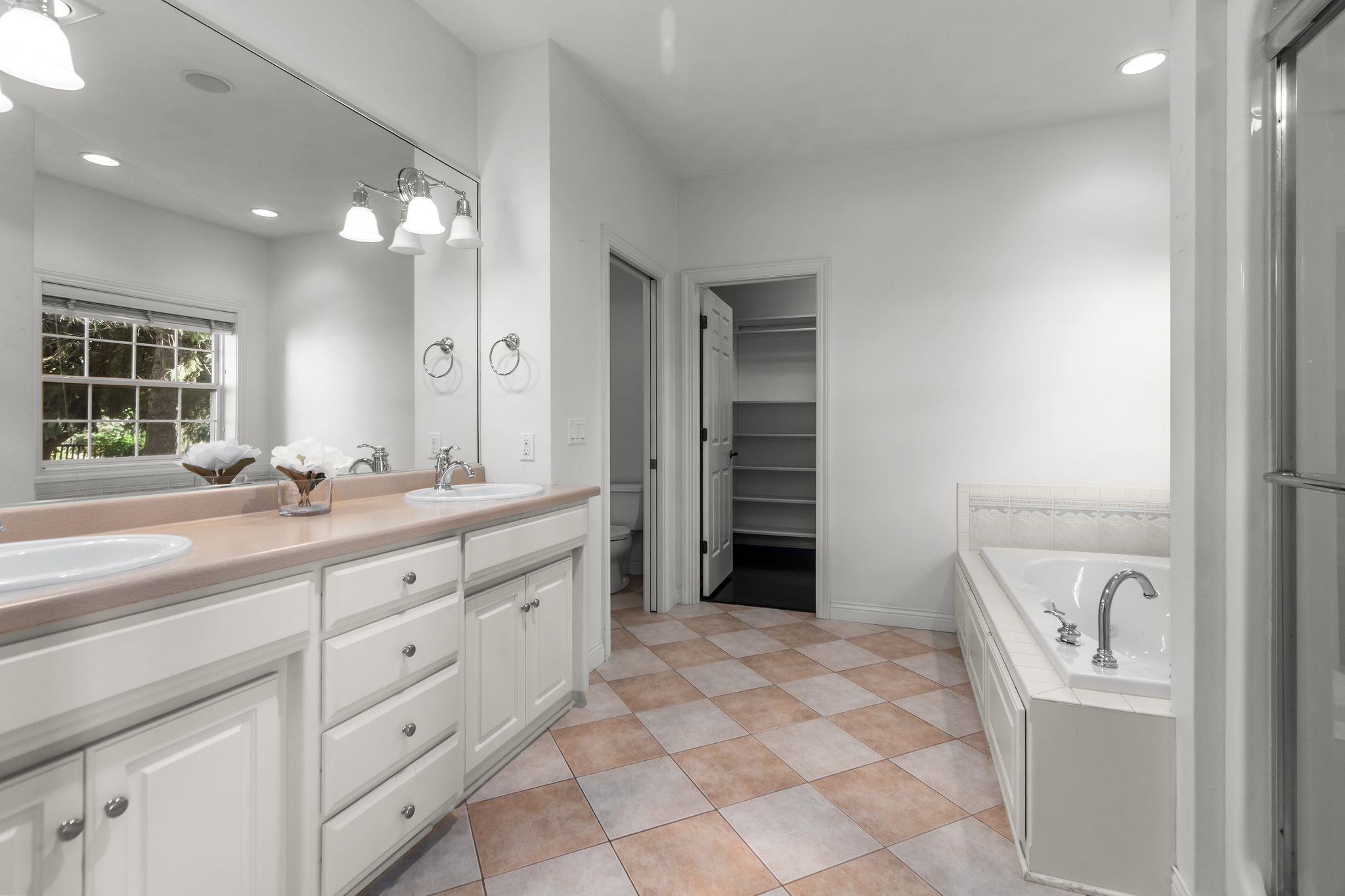 NEENAH, Wisconsin, 54956, United States, 4 Bedrooms Bedrooms, ,4 BathroomsBathrooms,Residential,For Sale,1955274