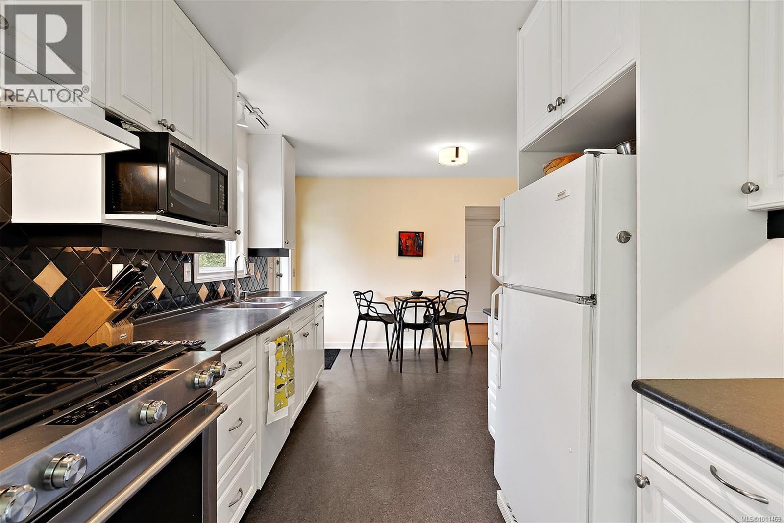 OAK BAY, British Columbia, V8R 5L1, CA, 3 Bedrooms Bedrooms, ,1 BathroomBathrooms,Residential,For Sale,1949750