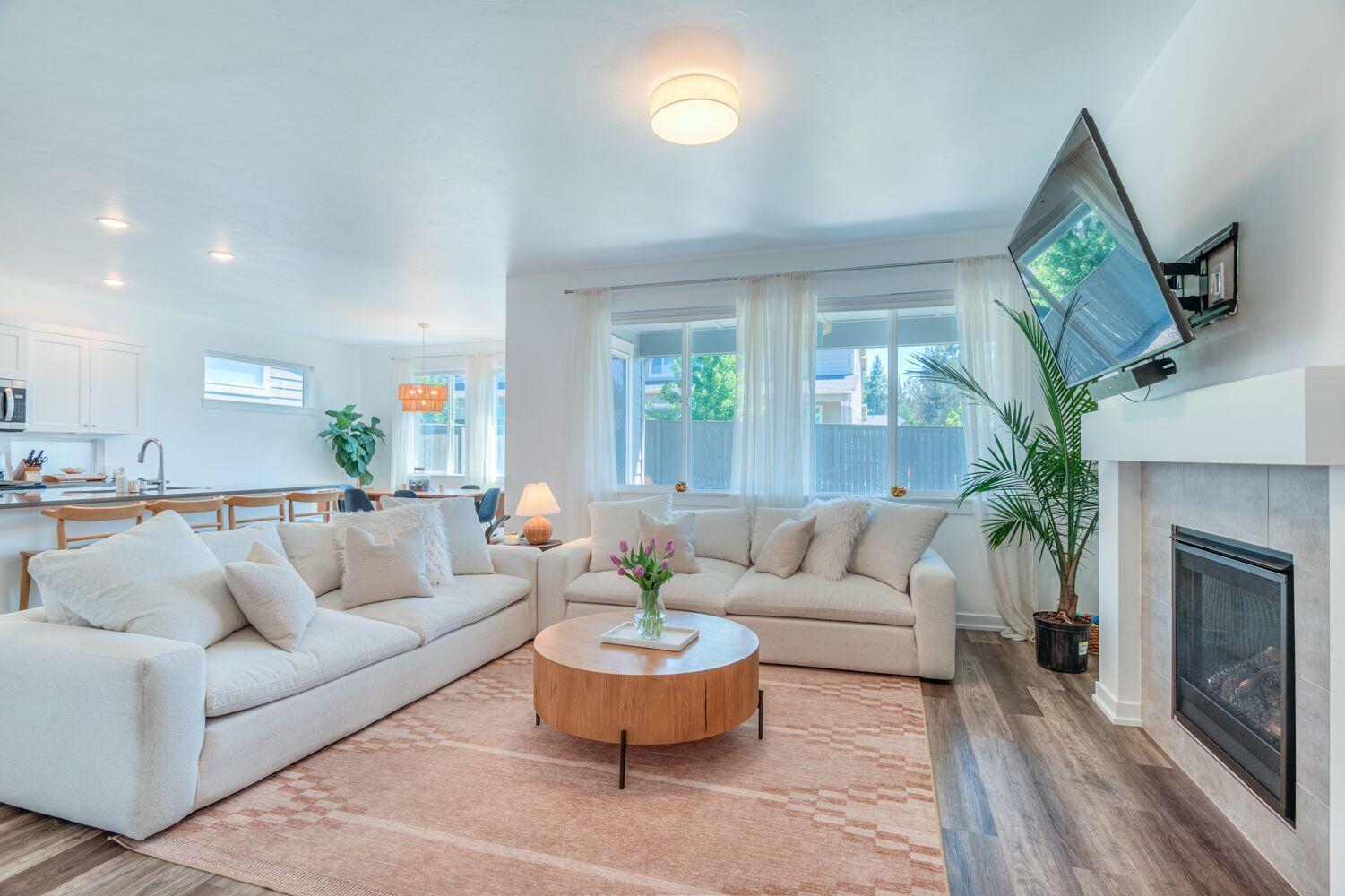 Bend, Oregon, 97702, United States, 3 Bedrooms Bedrooms, ,3 BathroomsBathrooms,Residential,For Sale,1977775