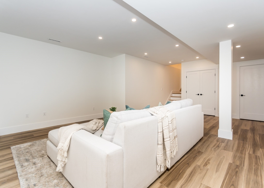 Waltham, Massachusetts, 02452, United States, 6 Bedrooms Bedrooms, ,4 BathroomsBathrooms,Residential,For Sale,1891361
